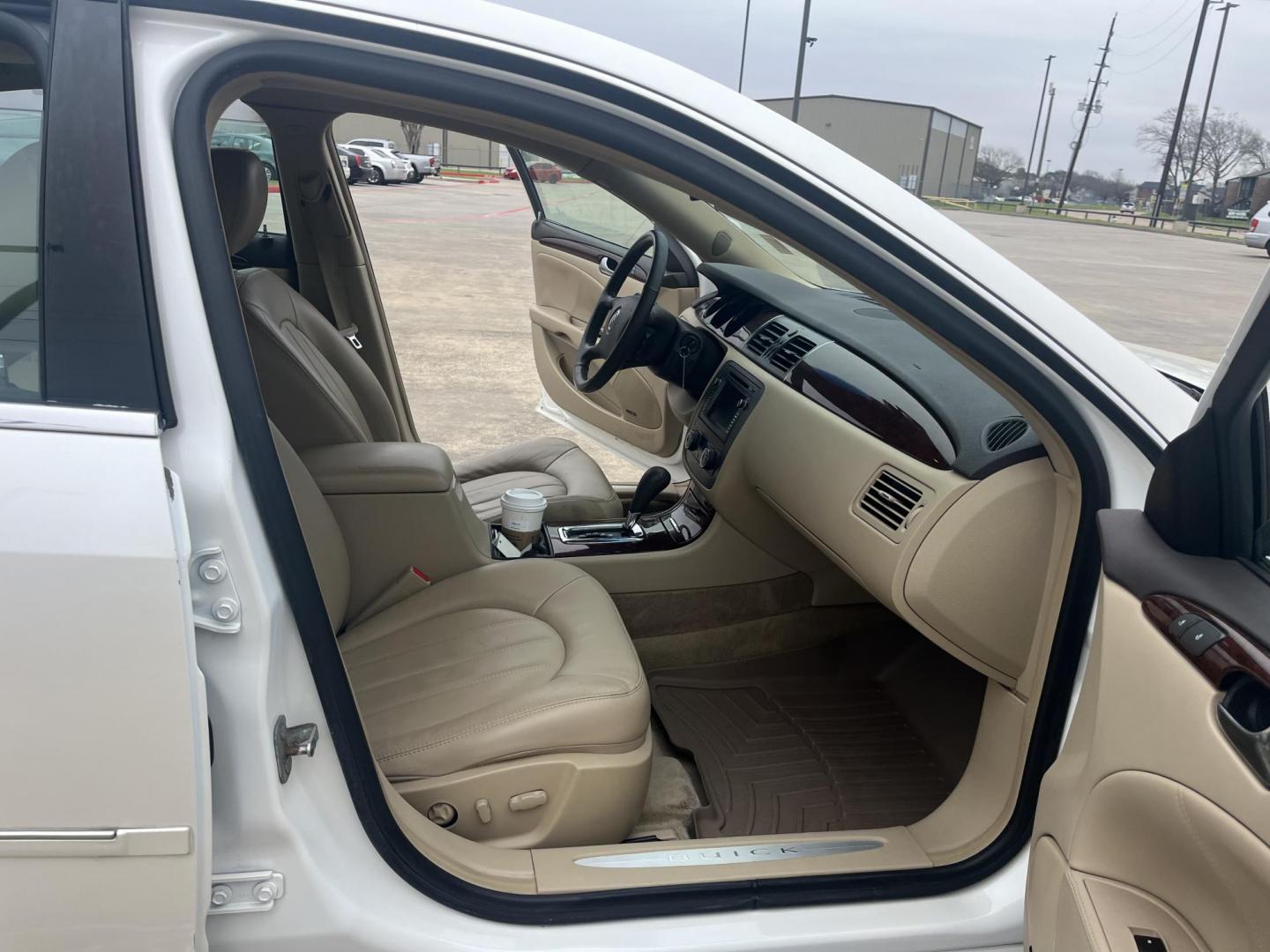 2011 white /TAN Buick Lucerne CXL Premium (1G4HJ5EMXBU) with an 3.9L V6 OHV 12V engine, 4-Speed Automatic transmission, located at 14700 Tomball Parkway 249, Houston, TX, 77086, (281) 444-2200, 29.928619, -95.504074 - Photo#9