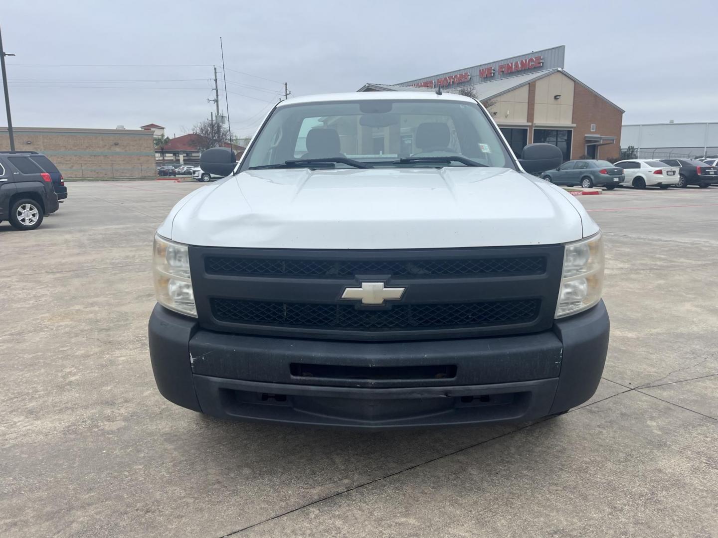 2009 white /gray Chevrolet Silverado 1500 Work Truck Long Box 2WD (1GCEC14C79Z) with an 4.8L V8 OHV 16V engine, 4-Speed Automatic Overdrive transmission, located at 14700 Tomball Parkway 249, Houston, TX, 77086, (281) 444-2200, 29.928619, -95.504074 - Photo#1