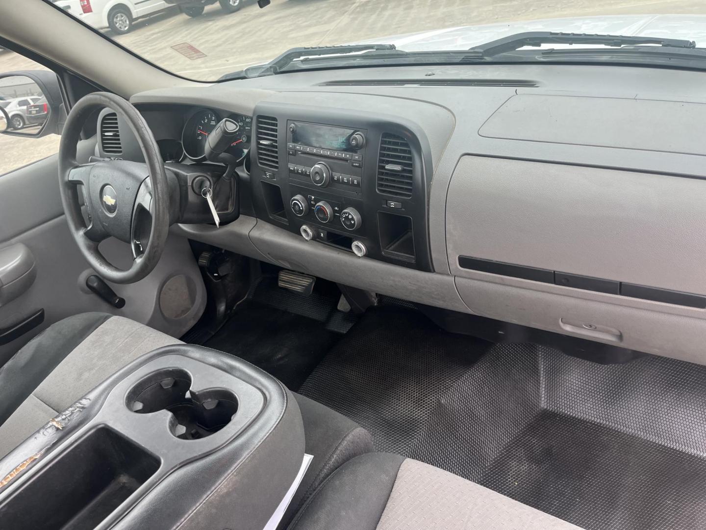 2009 white /gray Chevrolet Silverado 1500 Work Truck Long Box 2WD (1GCEC14C79Z) with an 4.8L V8 OHV 16V engine, 4-Speed Automatic Overdrive transmission, located at 14700 Tomball Parkway 249, Houston, TX, 77086, (281) 444-2200, 29.928619, -95.504074 - Photo#13