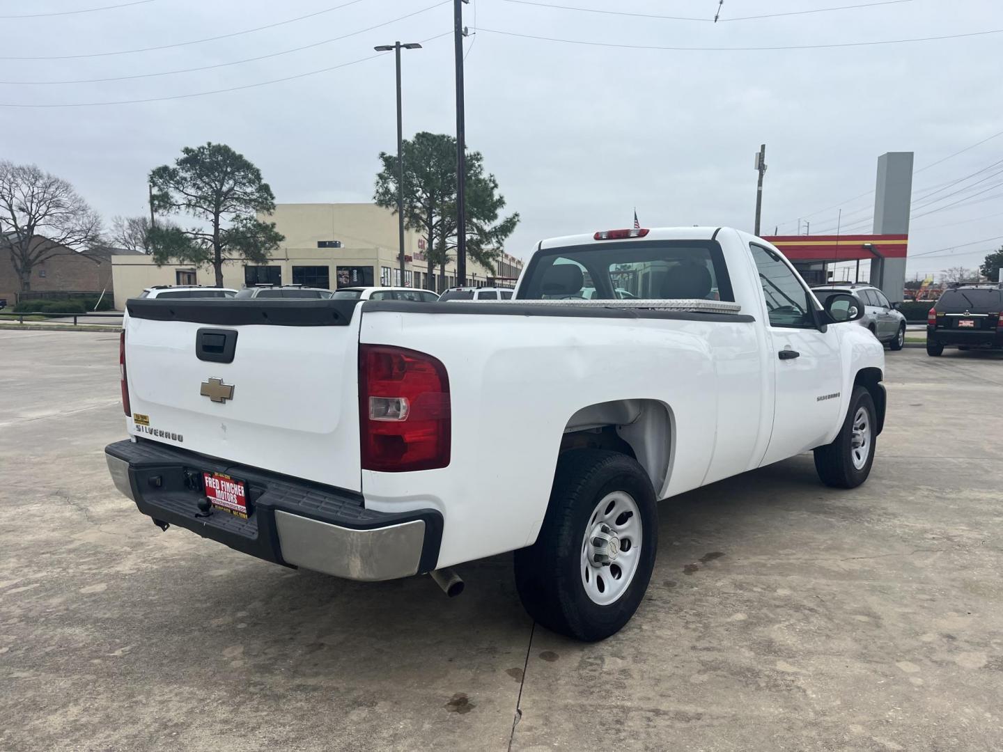 2009 white /gray Chevrolet Silverado 1500 Work Truck Long Box 2WD (1GCEC14C79Z) with an 4.8L V8 OHV 16V engine, 4-Speed Automatic Overdrive transmission, located at 14700 Tomball Parkway 249, Houston, TX, 77086, (281) 444-2200, 29.928619, -95.504074 - Photo#5
