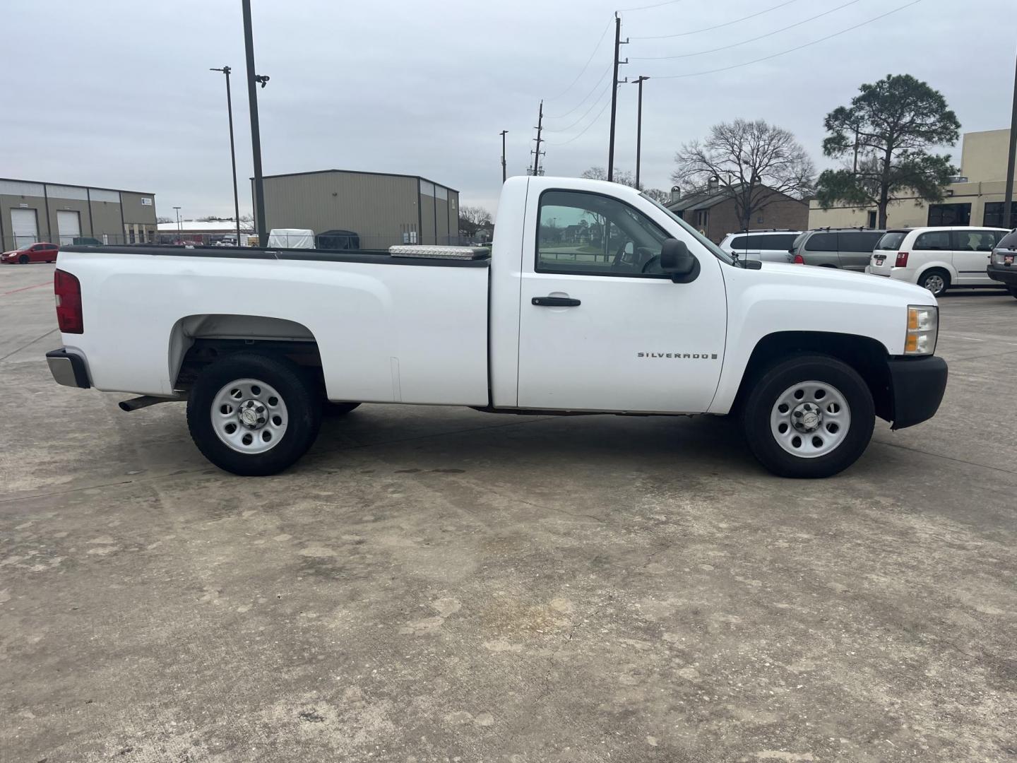 2009 white /gray Chevrolet Silverado 1500 Work Truck Long Box 2WD (1GCEC14C79Z) with an 4.8L V8 OHV 16V engine, 4-Speed Automatic Overdrive transmission, located at 14700 Tomball Parkway 249, Houston, TX, 77086, (281) 444-2200, 29.928619, -95.504074 - Photo#8