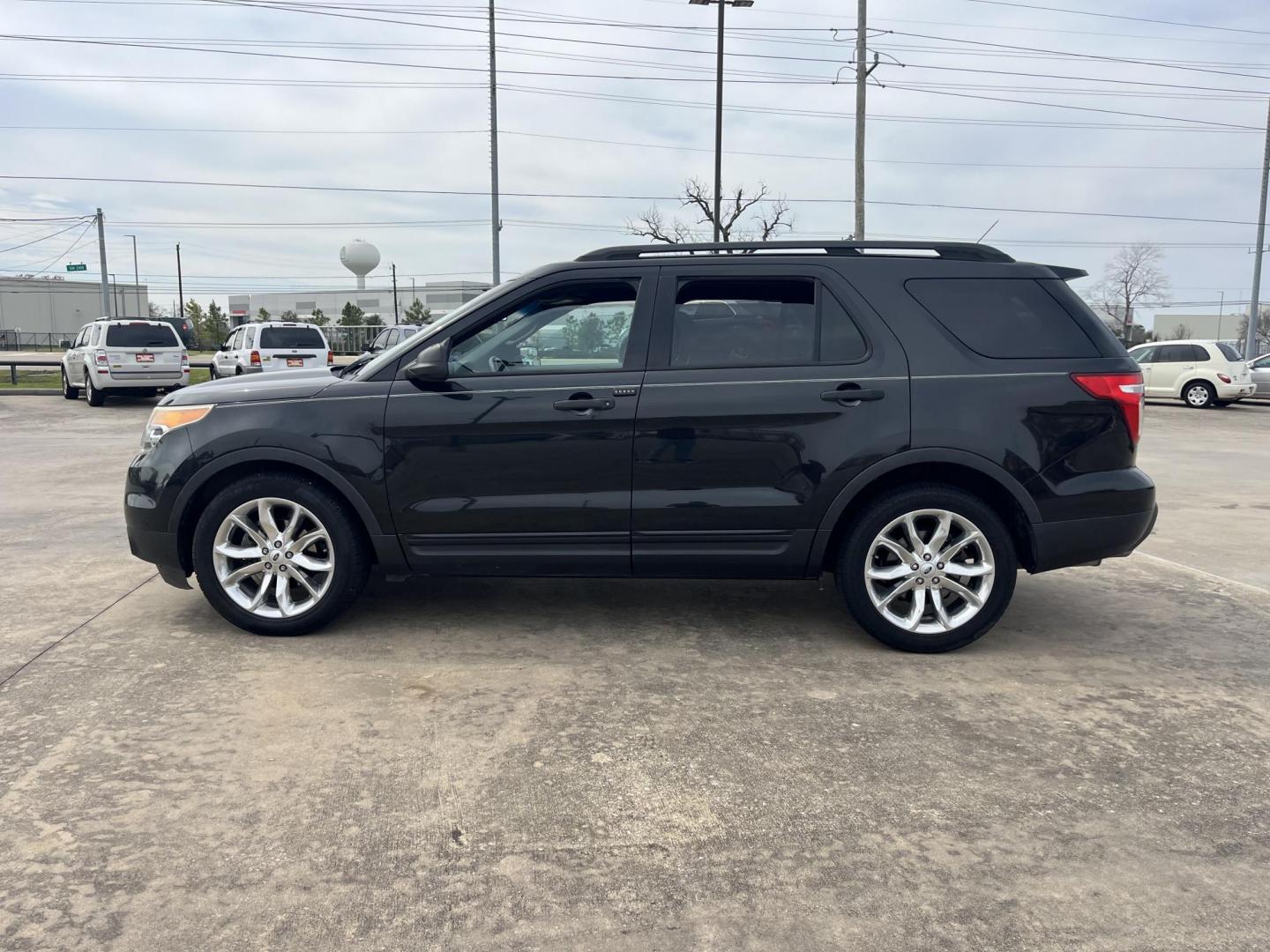 2013 black /gray Ford Explorer Base FWD (1FM5K7B82DG) with an 3.5L V6 DOHC 24V engine, 6-Speed Automatic transmission, located at 14700 Tomball Parkway 249, Houston, TX, 77086, (281) 444-2200, 29.928619, -95.504074 - Photo#3