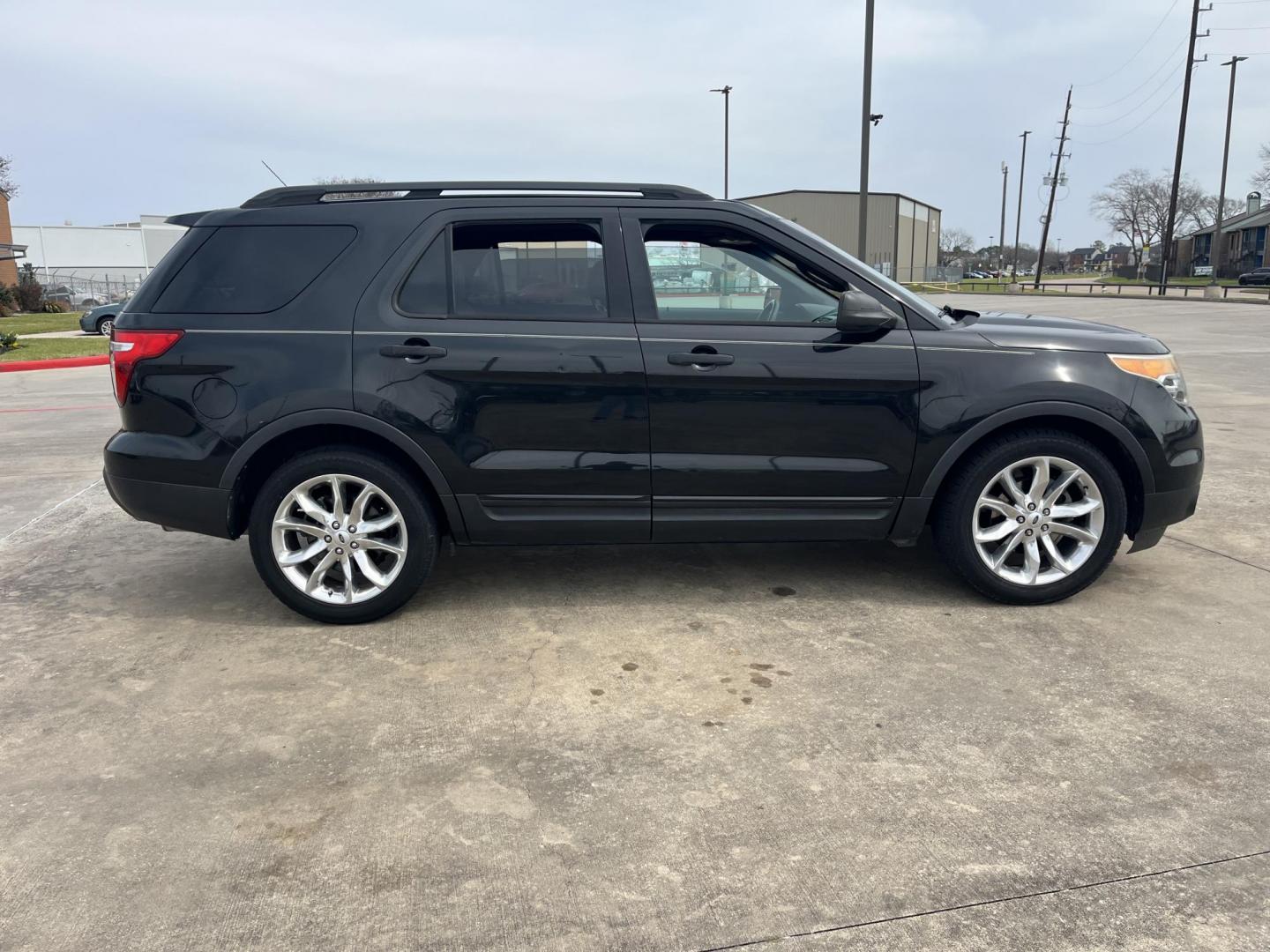 2013 black /gray Ford Explorer Base FWD (1FM5K7B82DG) with an 3.5L V6 DOHC 24V engine, 6-Speed Automatic transmission, located at 14700 Tomball Parkway 249, Houston, TX, 77086, (281) 444-2200, 29.928619, -95.504074 - Photo#8