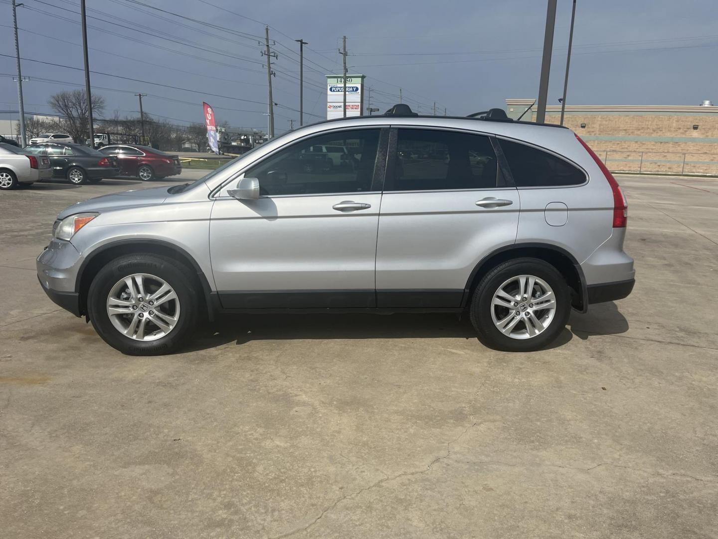 2011 silver /black Honda CR-V EX-L 2WD 5-Speed AT (5J6RE3H70BL) with an 2.4L L4 DOHC 16V engine, 5-Speed Automatic transmission, located at 14700 Tomball Parkway 249, Houston, TX, 77086, (281) 444-2200, 29.928619, -95.504074 - Photo#2