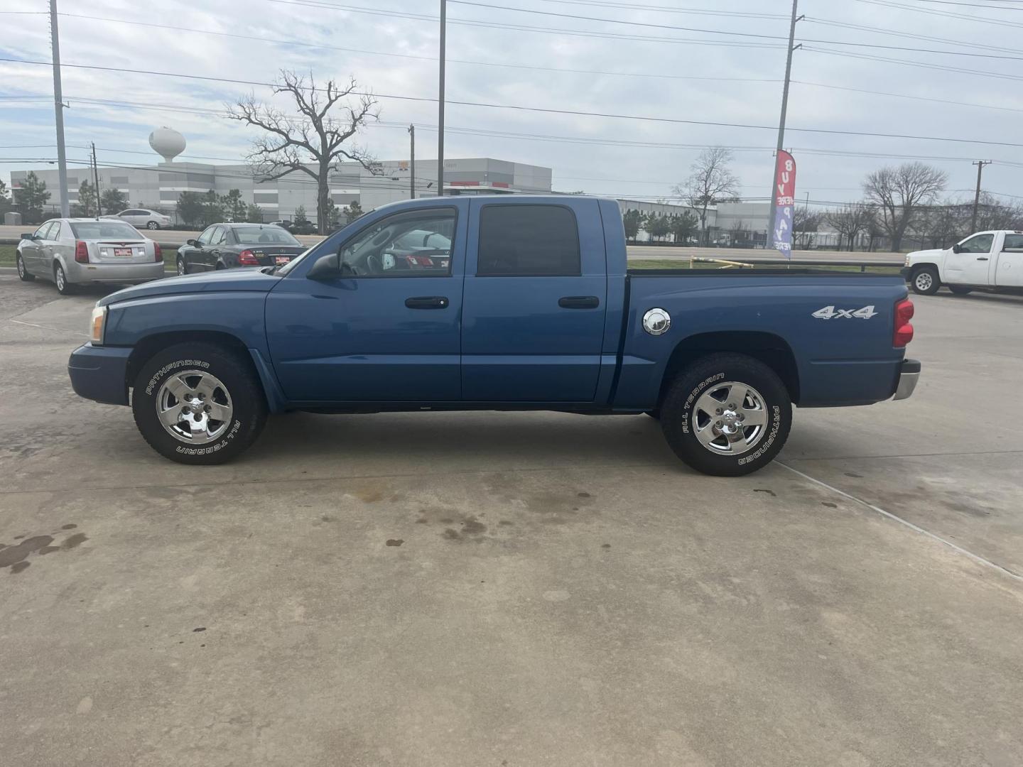 2006 blue /black Dodge Dakota SLT Quad Cab 4WD (1D7HW48K16S) with an 3.7L V6 SOHC 12V engine, Automatic Overdrive transmission, located at 14700 Tomball Parkway 249, Houston, TX, 77086, (281) 444-2200, 29.928619, -95.504074 - Photo#6