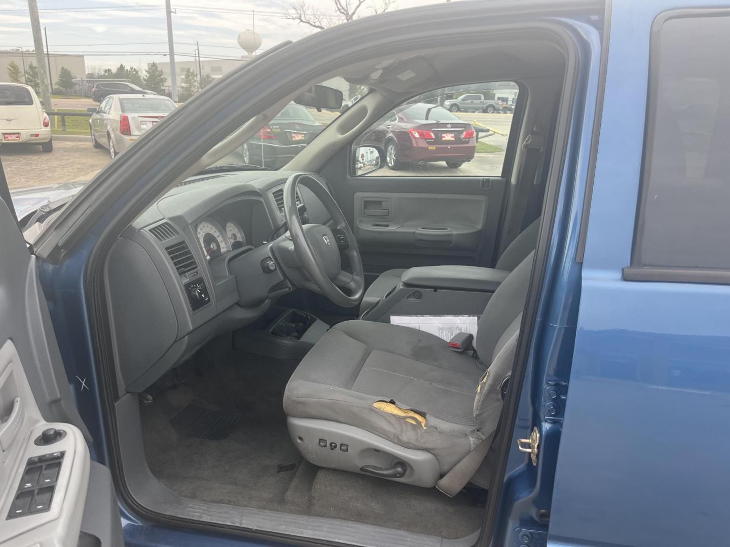 2006 blue /black Dodge Dakota SLT Quad Cab 4WD (1D7HW48K16S) with an 3.7L V6 SOHC 12V engine, Automatic Overdrive transmission, located at 14700 Tomball Parkway 249, Houston, TX, 77086, (281) 444-2200, 29.928619, -95.504074 - Photo#9