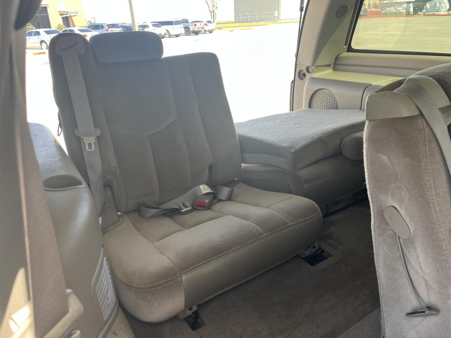 2006 blue /TAN GMC Yukon SL 4WD (1GKEK13Z76R) with an 5.3L V8 OHV 16V FFV engine, 4-Speed Automatic Overdrive transmission, located at 14700 Tomball Parkway 249, Houston, TX, 77086, (281) 444-2200, 29.928619, -95.504074 - Photo#13