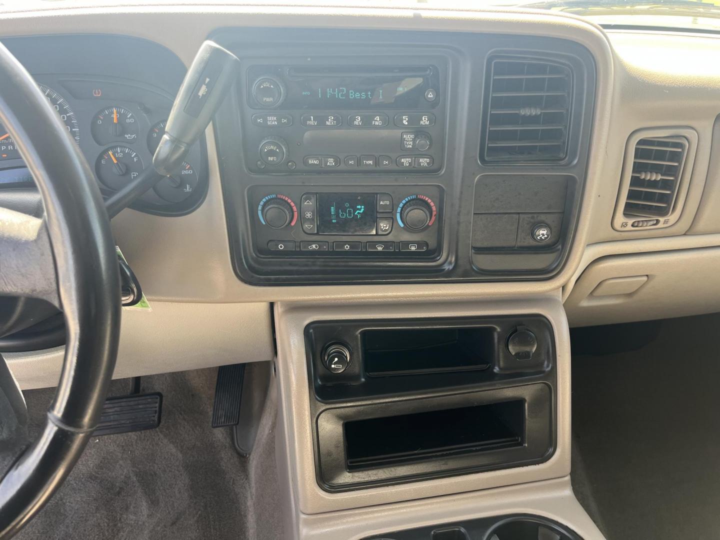 2006 blue /TAN GMC Yukon SL 4WD (1GKEK13Z76R) with an 5.3L V8 OHV 16V FFV engine, 4-Speed Automatic Overdrive transmission, located at 14700 Tomball Parkway 249, Houston, TX, 77086, (281) 444-2200, 29.928619, -95.504074 - Photo#14