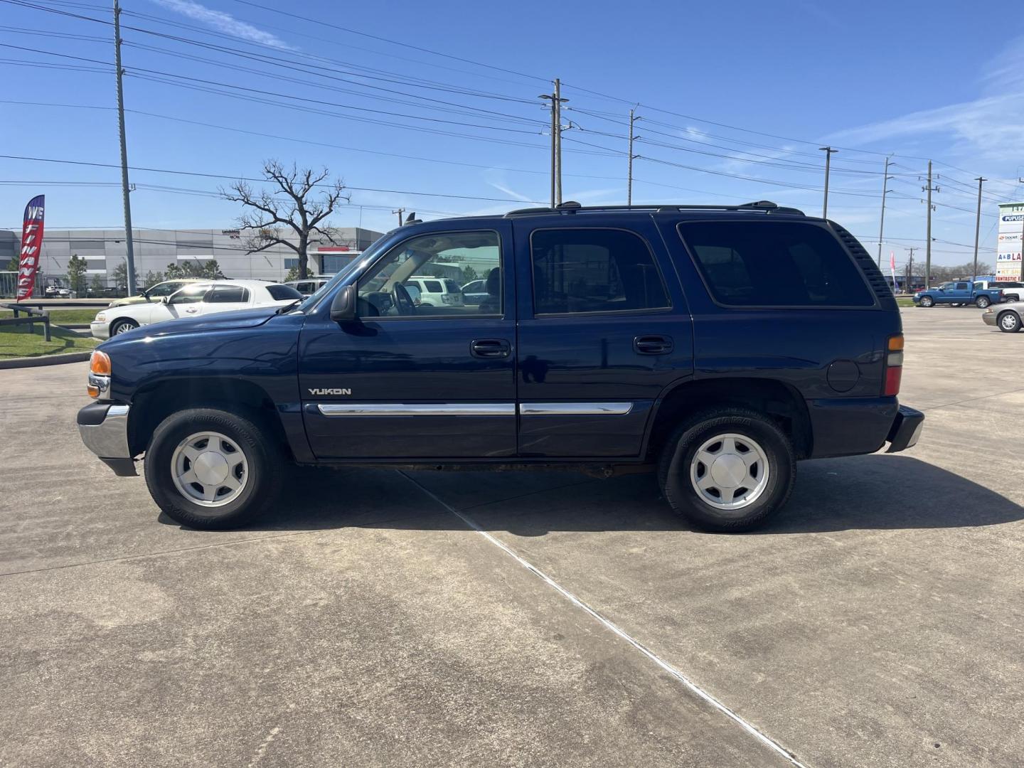 2006 blue /TAN GMC Yukon SL 4WD (1GKEK13Z76R) with an 5.3L V8 OHV 16V FFV engine, 4-Speed Automatic Overdrive transmission, located at 14700 Tomball Parkway 249, Houston, TX, 77086, (281) 444-2200, 29.928619, -95.504074 - Photo#2