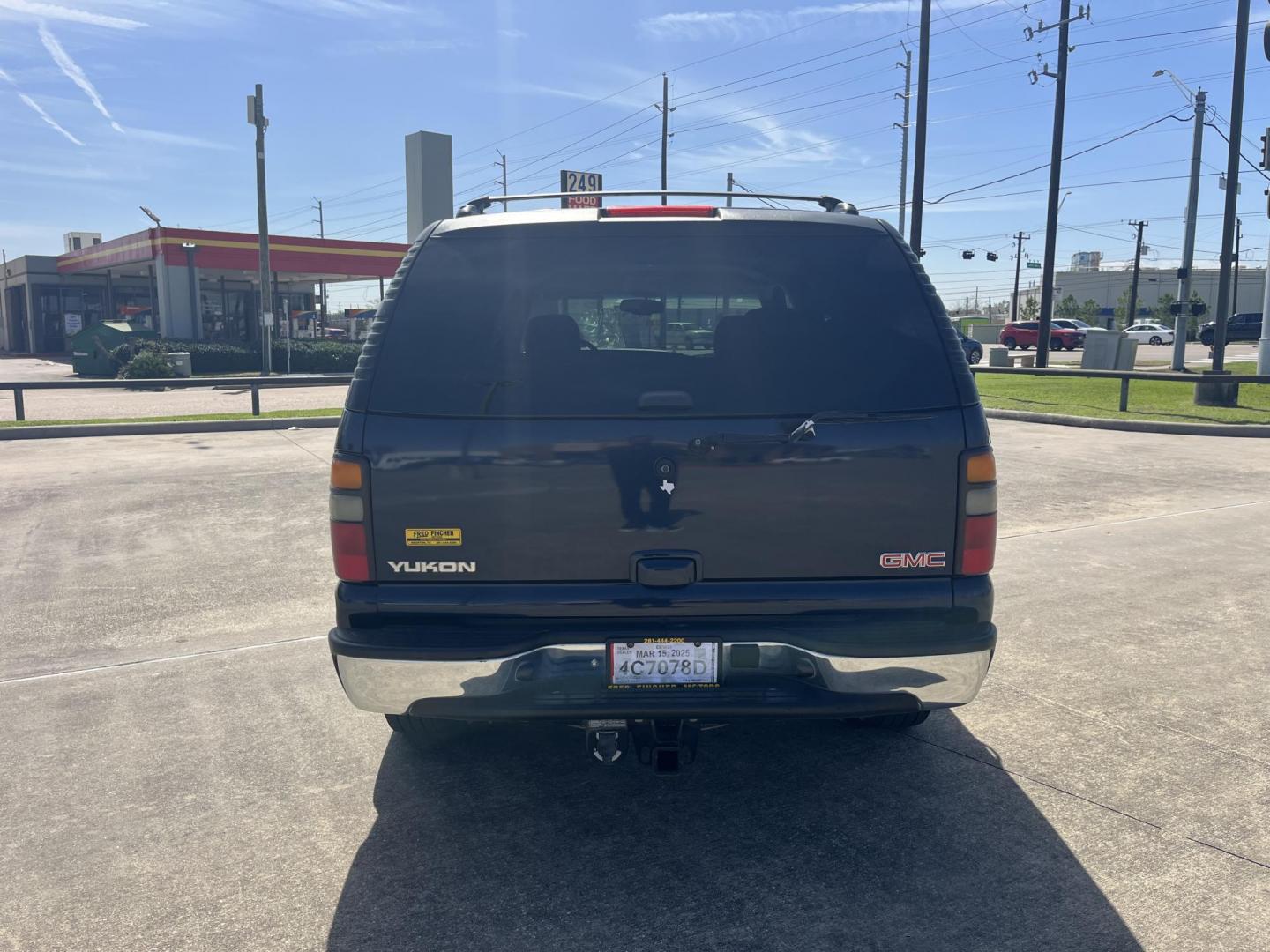 2006 blue /TAN GMC Yukon SL 4WD (1GKEK13Z76R) with an 5.3L V8 OHV 16V FFV engine, 4-Speed Automatic Overdrive transmission, located at 14700 Tomball Parkway 249, Houston, TX, 77086, (281) 444-2200, 29.928619, -95.504074 - Photo#3