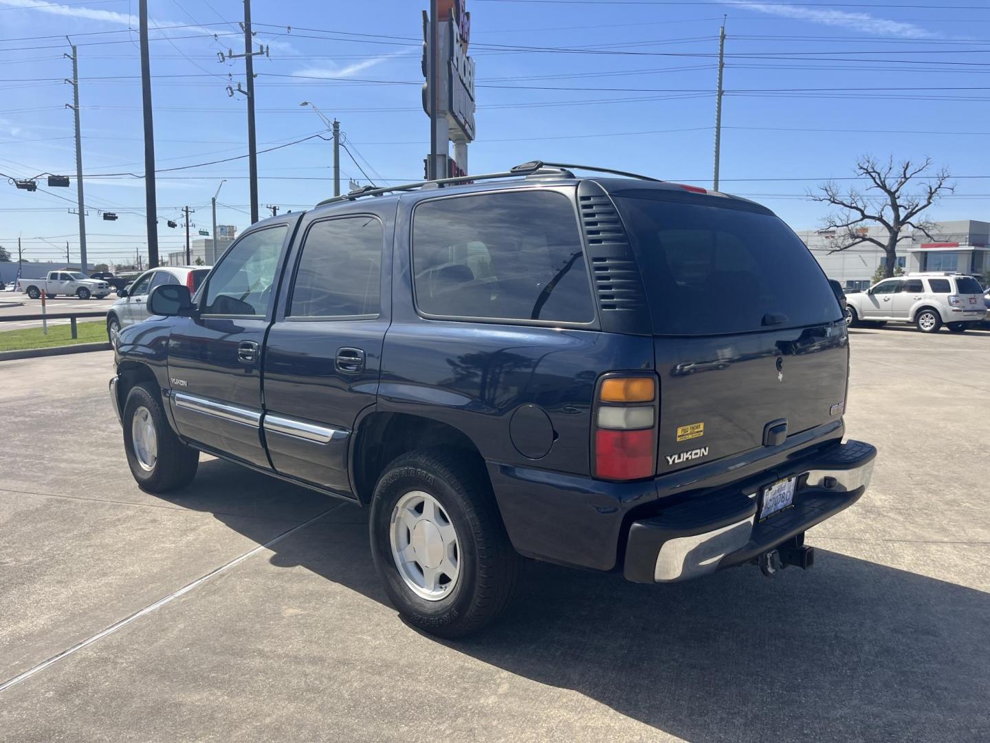 2006 blue /TAN GMC Yukon SL 4WD (1GKEK13Z76R) with an 5.3L V8 OHV 16V FFV engine, 4-Speed Automatic Overdrive transmission, located at 14700 Tomball Parkway 249, Houston, TX, 77086, (281) 444-2200, 29.928619, -95.504074 - Photo#4
