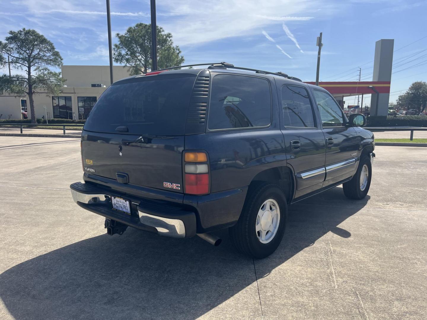 2006 blue /TAN GMC Yukon SL 4WD (1GKEK13Z76R) with an 5.3L V8 OHV 16V FFV engine, 4-Speed Automatic Overdrive transmission, located at 14700 Tomball Parkway 249, Houston, TX, 77086, (281) 444-2200, 29.928619, -95.504074 - Photo#6