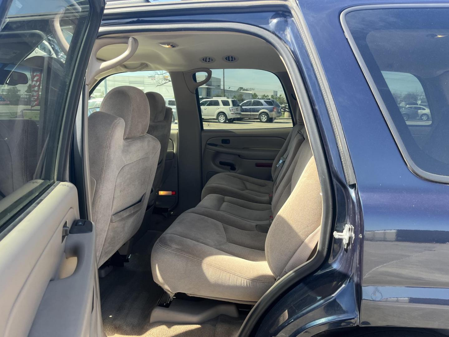2006 blue /TAN GMC Yukon SL 4WD (1GKEK13Z76R) with an 5.3L V8 OHV 16V FFV engine, 4-Speed Automatic Overdrive transmission, located at 14700 Tomball Parkway 249, Houston, TX, 77086, (281) 444-2200, 29.928619, -95.504074 - Photo#7