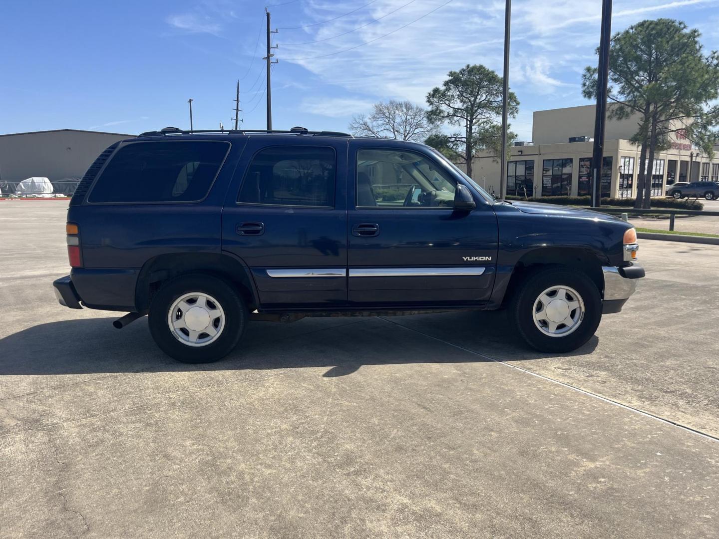 2006 blue /TAN GMC Yukon SL 4WD (1GKEK13Z76R) with an 5.3L V8 OHV 16V FFV engine, 4-Speed Automatic Overdrive transmission, located at 14700 Tomball Parkway 249, Houston, TX, 77086, (281) 444-2200, 29.928619, -95.504074 - Photo#8