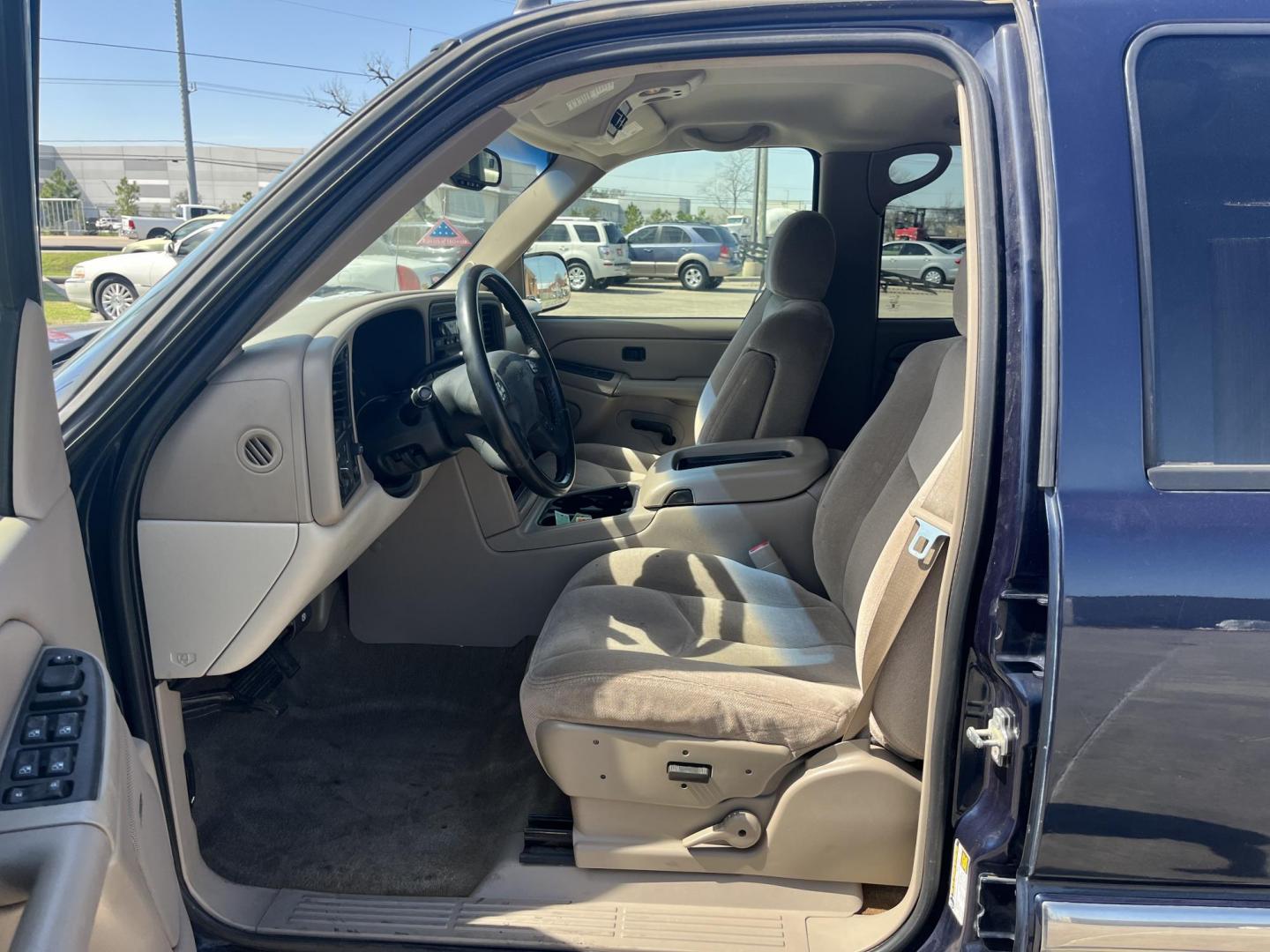 2006 blue /TAN GMC Yukon SL 4WD (1GKEK13Z76R) with an 5.3L V8 OHV 16V FFV engine, 4-Speed Automatic Overdrive transmission, located at 14700 Tomball Parkway 249, Houston, TX, 77086, (281) 444-2200, 29.928619, -95.504074 - Photo#9