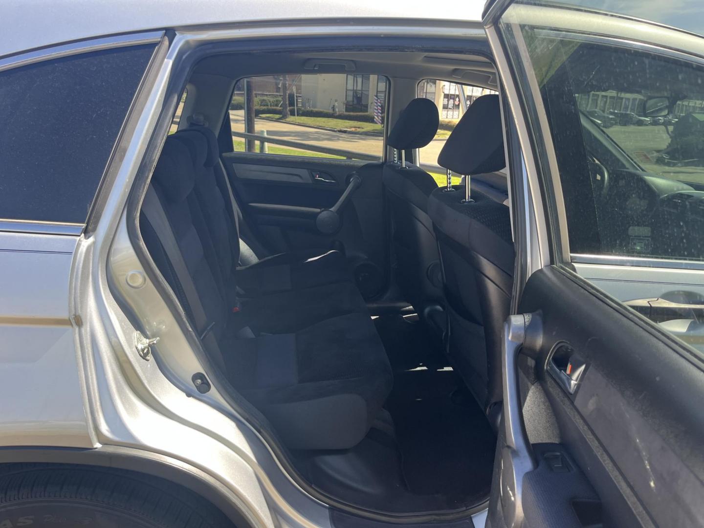 2009 silver /black Honda CR-V EX 2WD 5-Speed AT (3CZRE38559G) with an 2.4L L4 DOHC 16V engine, 5-Speed Automatic transmission, located at 14700 Tomball Parkway 249, Houston, TX, 77086, (281) 444-2200, 29.928619, -95.504074 - Photo#11