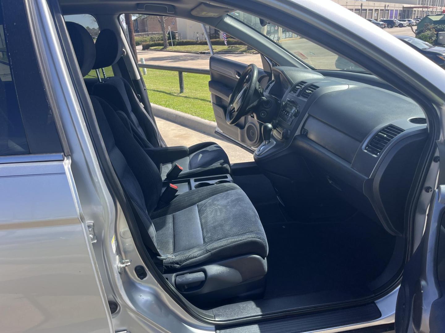 2009 silver /black Honda CR-V EX 2WD 5-Speed AT (3CZRE38559G) with an 2.4L L4 DOHC 16V engine, 5-Speed Automatic transmission, located at 14700 Tomball Parkway 249, Houston, TX, 77086, (281) 444-2200, 29.928619, -95.504074 - Photo#12