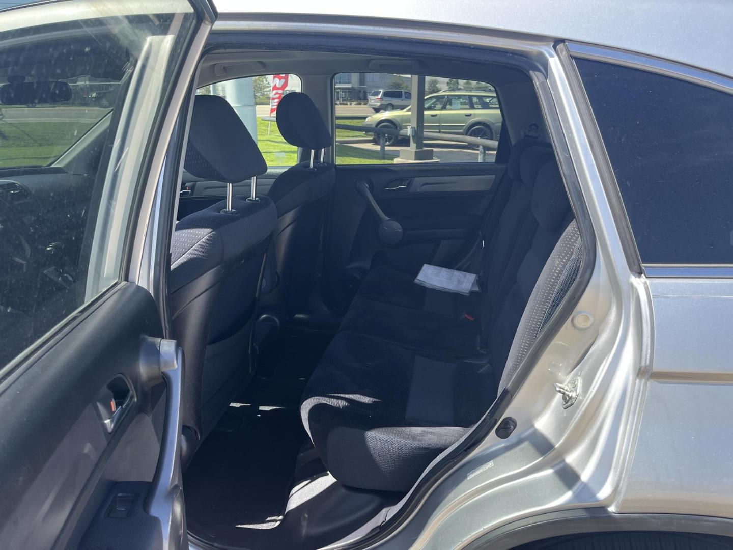 2009 silver /black Honda CR-V EX 2WD 5-Speed AT (3CZRE38559G) with an 2.4L L4 DOHC 16V engine, 5-Speed Automatic transmission, located at 14700 Tomball Parkway 249, Houston, TX, 77086, (281) 444-2200, 29.928619, -95.504074 - Photo#9