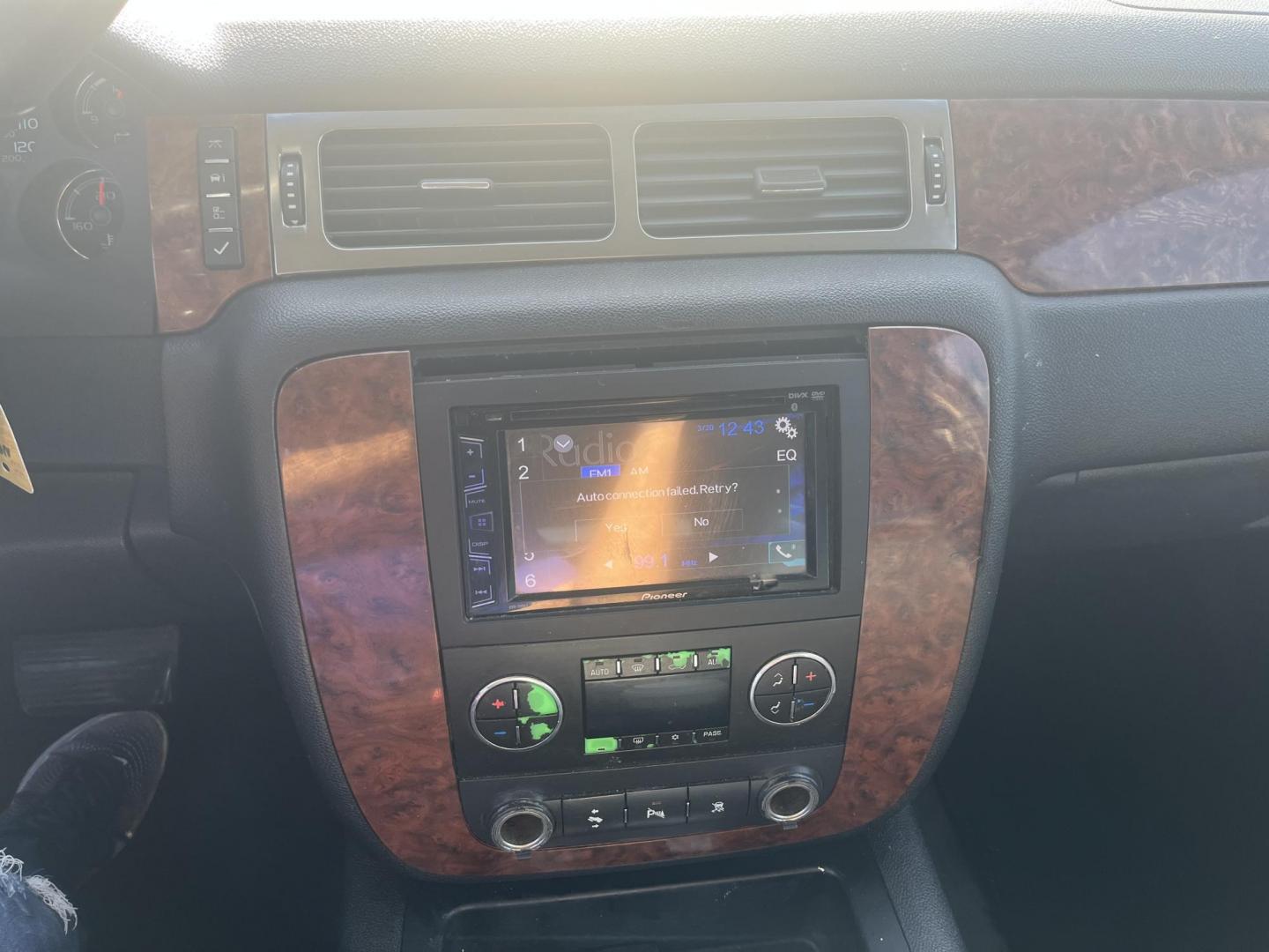 2007 GOLD /TAN Chevrolet Tahoe LS 2WD (1GNFC13J77R) with an 5.3L V8 OHV 16V engine, 4-Speed Automatic Overdrive transmission, located at 14700 Tomball Parkway 249, Houston, TX, 77086, (281) 444-2200, 29.928619, -95.504074 - Photo#14