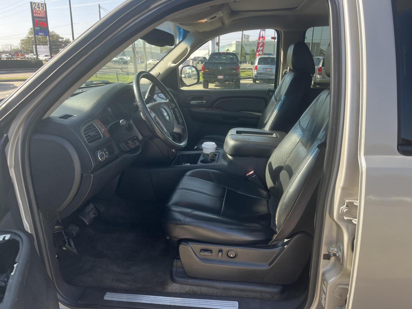 2007 GOLD /TAN Chevrolet Tahoe LS 2WD (1GNFC13J77R) with an 5.3L V8 OHV 16V engine, 4-Speed Automatic Overdrive transmission, located at 14700 Tomball Parkway 249, Houston, TX, 77086, (281) 444-2200, 29.928619, -95.504074 - Photo#8