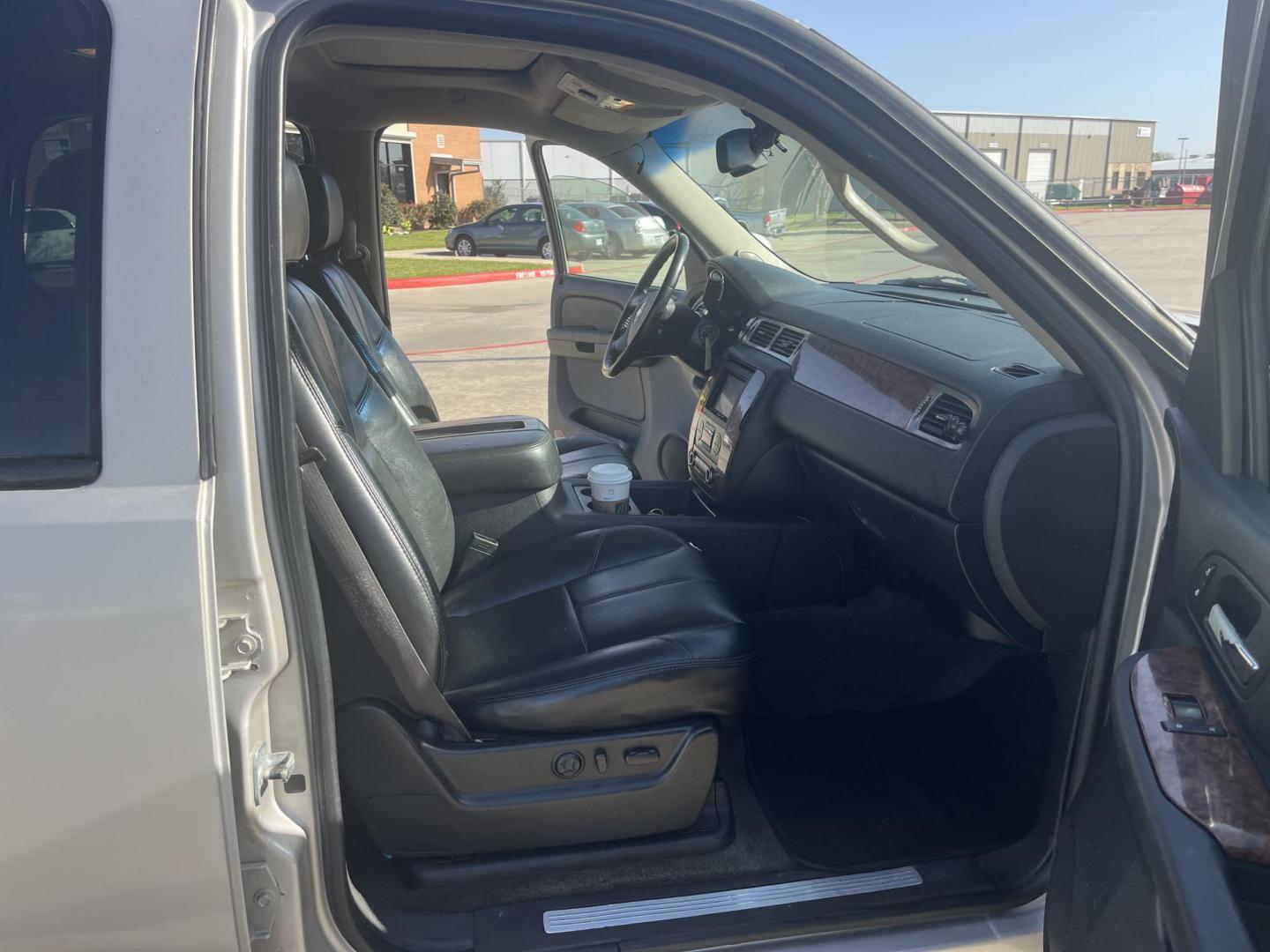 2007 GOLD /TAN Chevrolet Tahoe LS 2WD (1GNFC13J77R) with an 5.3L V8 OHV 16V engine, 4-Speed Automatic Overdrive transmission, located at 14700 Tomball Parkway 249, Houston, TX, 77086, (281) 444-2200, 29.928619, -95.504074 - Photo#12