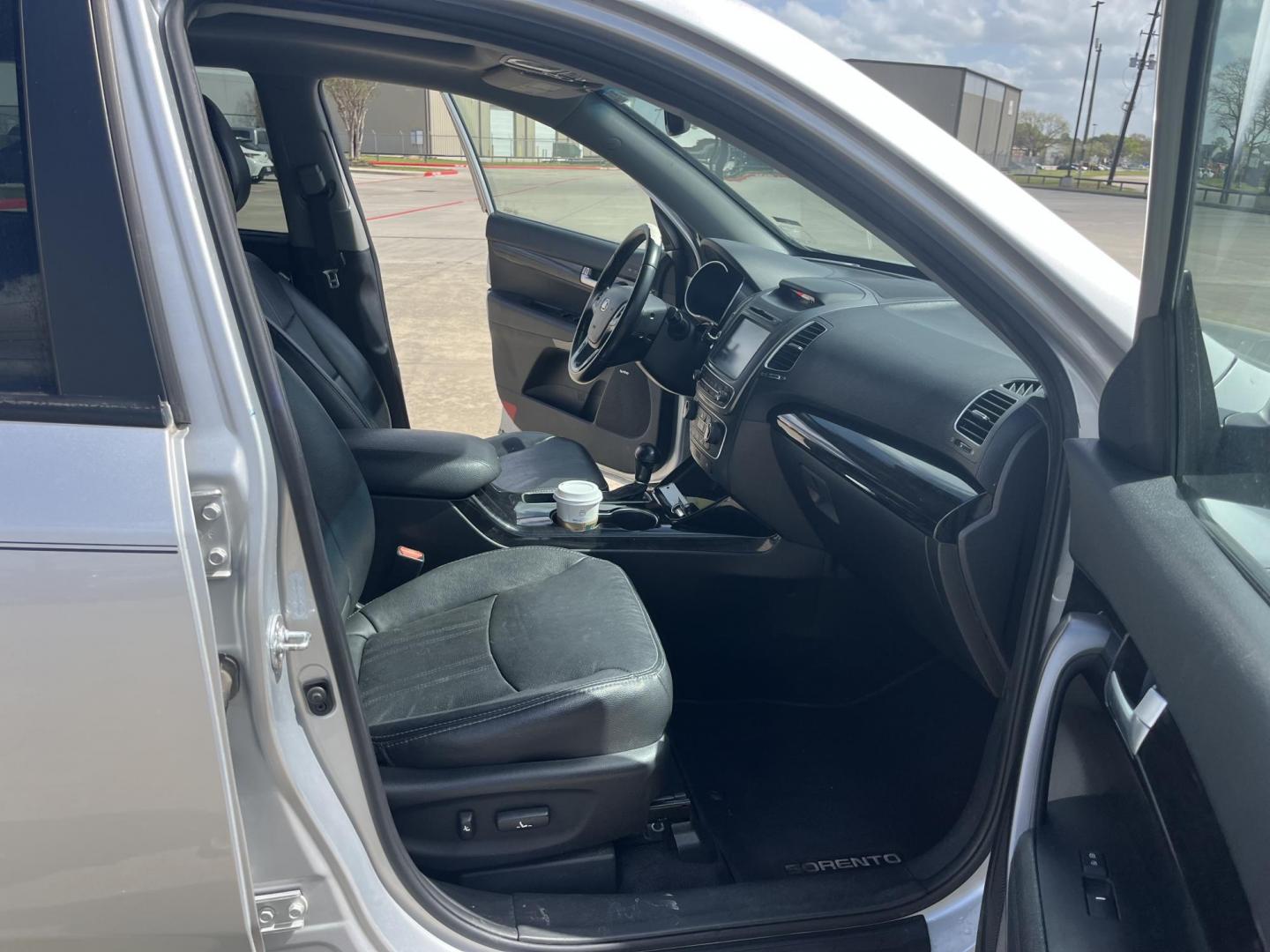 2014 silver /black Kia Sorento EX V6 2WD (5XYKU4A77EG) with an 3.3L V6 DOHC 24V engine, 6-Speed Automatic transmission, located at 14700 Tomball Parkway 249, Houston, TX, 77086, (281) 444-2200, 29.928619, -95.504074 - Photo#11