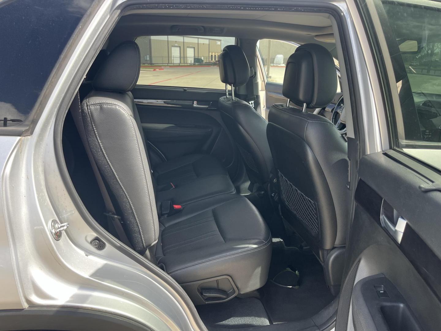 2014 silver /black Kia Sorento EX V6 2WD (5XYKU4A77EG) with an 3.3L V6 DOHC 24V engine, 6-Speed Automatic transmission, located at 14700 Tomball Parkway 249, Houston, TX, 77086, (281) 444-2200, 29.928619, -95.504074 - Photo#12