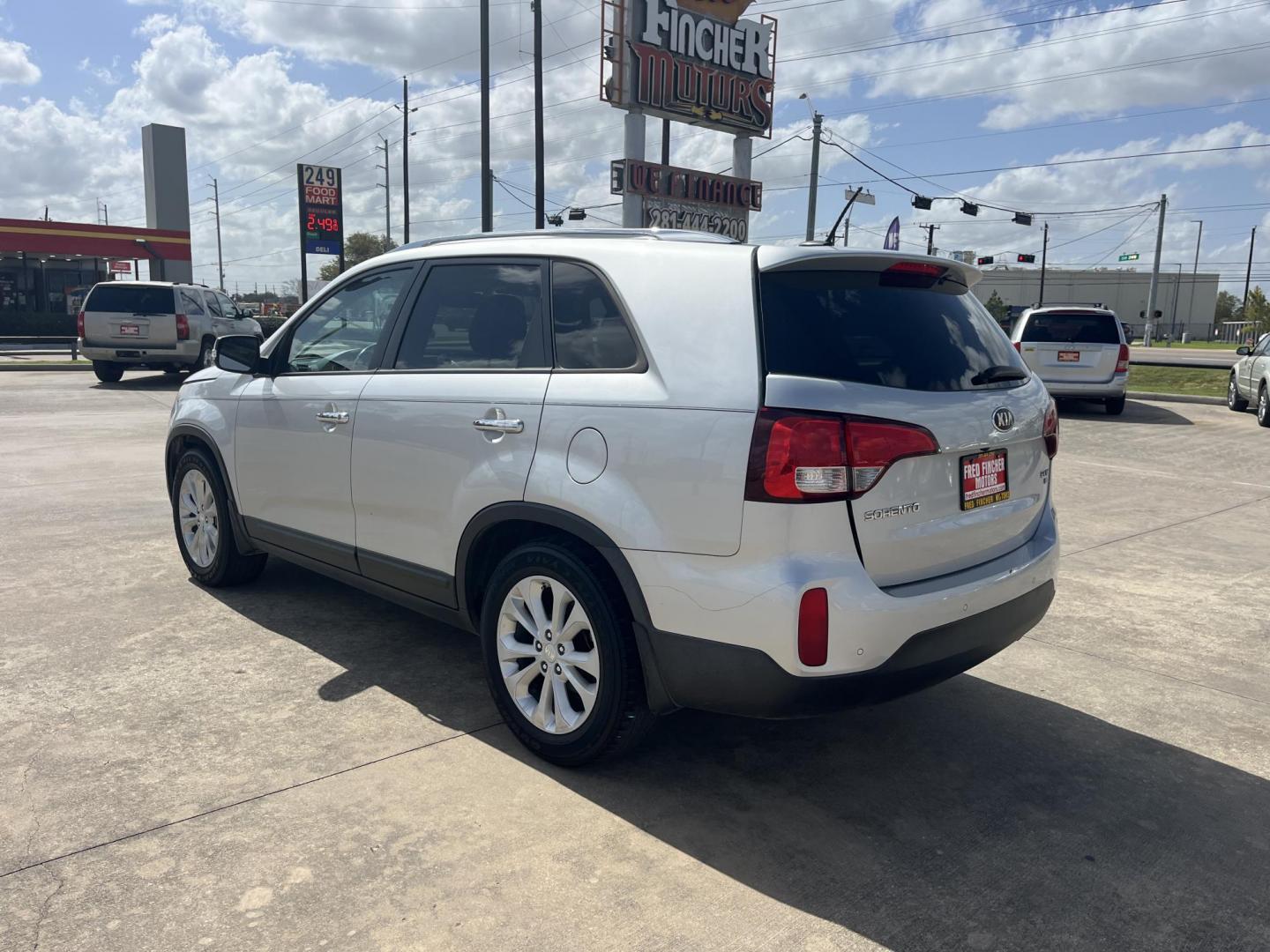 2014 silver /black Kia Sorento EX V6 2WD (5XYKU4A77EG) with an 3.3L V6 DOHC 24V engine, 6-Speed Automatic transmission, located at 14700 Tomball Parkway 249, Houston, TX, 77086, (281) 444-2200, 29.928619, -95.504074 - Photo#4