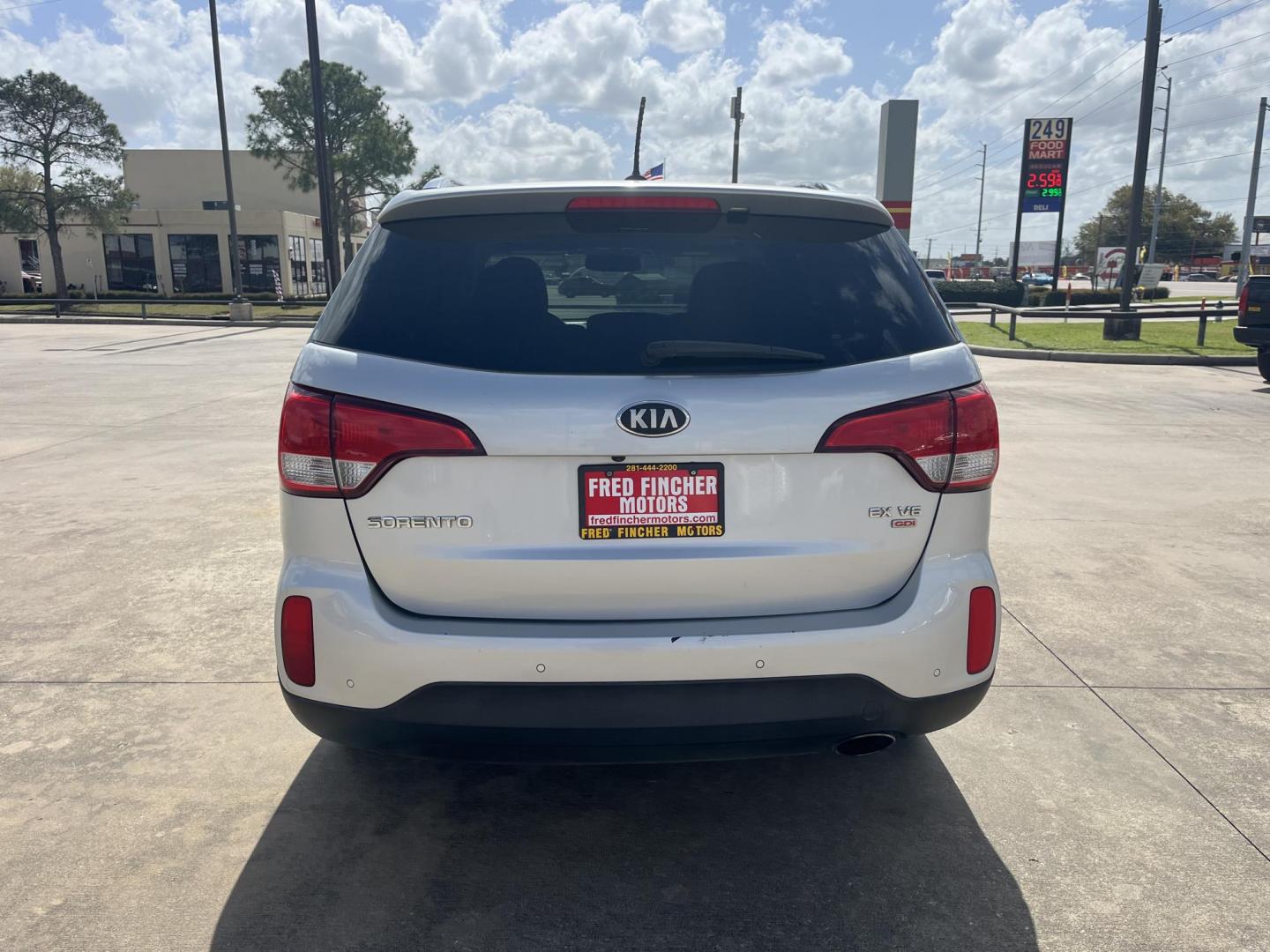 2014 silver /black Kia Sorento EX V6 2WD (5XYKU4A77EG) with an 3.3L V6 DOHC 24V engine, 6-Speed Automatic transmission, located at 14700 Tomball Parkway 249, Houston, TX, 77086, (281) 444-2200, 29.928619, -95.504074 - Photo#5