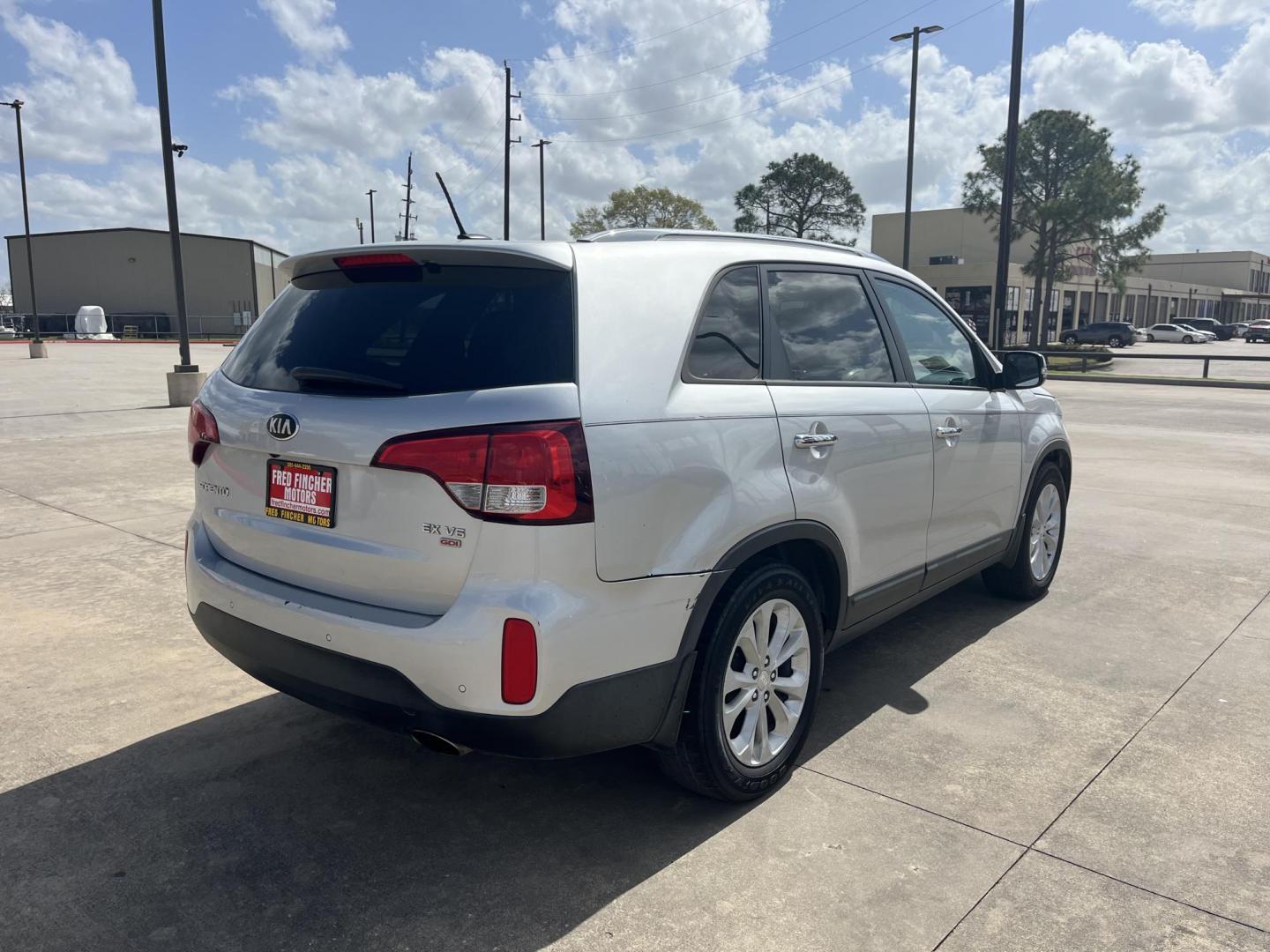 2014 silver /black Kia Sorento EX V6 2WD (5XYKU4A77EG) with an 3.3L V6 DOHC 24V engine, 6-Speed Automatic transmission, located at 14700 Tomball Parkway 249, Houston, TX, 77086, (281) 444-2200, 29.928619, -95.504074 - Photo#6
