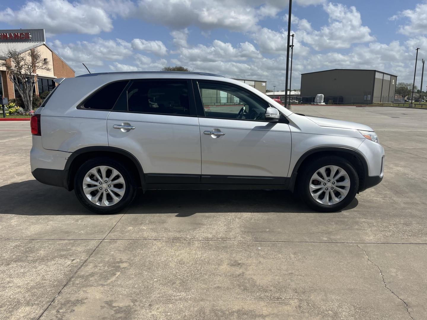 2014 silver /black Kia Sorento EX V6 2WD (5XYKU4A77EG) with an 3.3L V6 DOHC 24V engine, 6-Speed Automatic transmission, located at 14700 Tomball Parkway 249, Houston, TX, 77086, (281) 444-2200, 29.928619, -95.504074 - Photo#7