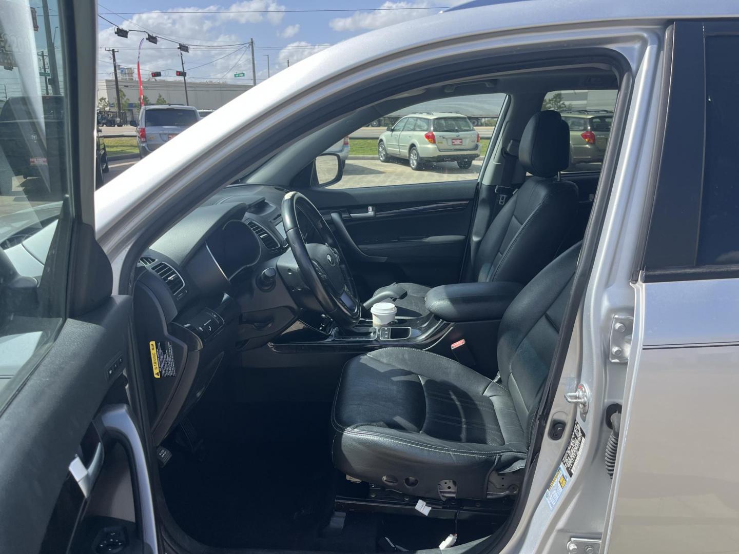 2014 silver /black Kia Sorento EX V6 2WD (5XYKU4A77EG) with an 3.3L V6 DOHC 24V engine, 6-Speed Automatic transmission, located at 14700 Tomball Parkway 249, Houston, TX, 77086, (281) 444-2200, 29.928619, -95.504074 - Photo#8