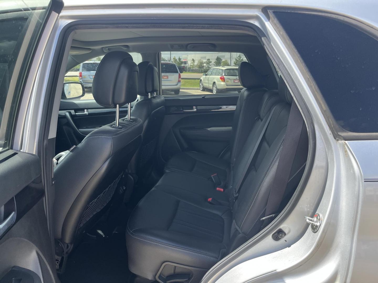 2014 silver /black Kia Sorento EX V6 2WD (5XYKU4A77EG) with an 3.3L V6 DOHC 24V engine, 6-Speed Automatic transmission, located at 14700 Tomball Parkway 249, Houston, TX, 77086, (281) 444-2200, 29.928619, -95.504074 - Photo#9