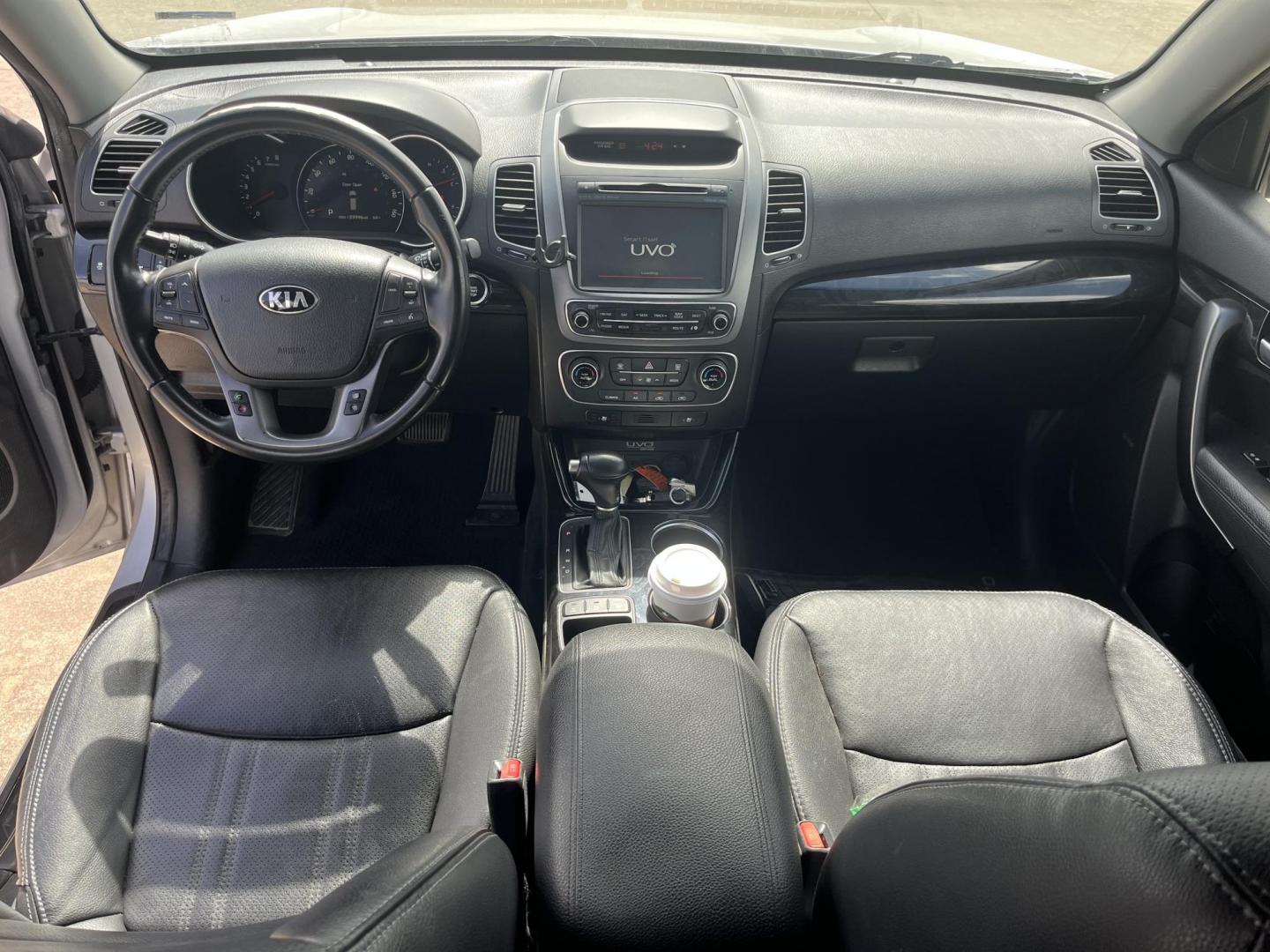 2014 silver /black Kia Sorento EX V6 2WD (5XYKU4A77EG) with an 3.3L V6 DOHC 24V engine, 6-Speed Automatic transmission, located at 14700 Tomball Parkway 249, Houston, TX, 77086, (281) 444-2200, 29.928619, -95.504074 - Photo#10