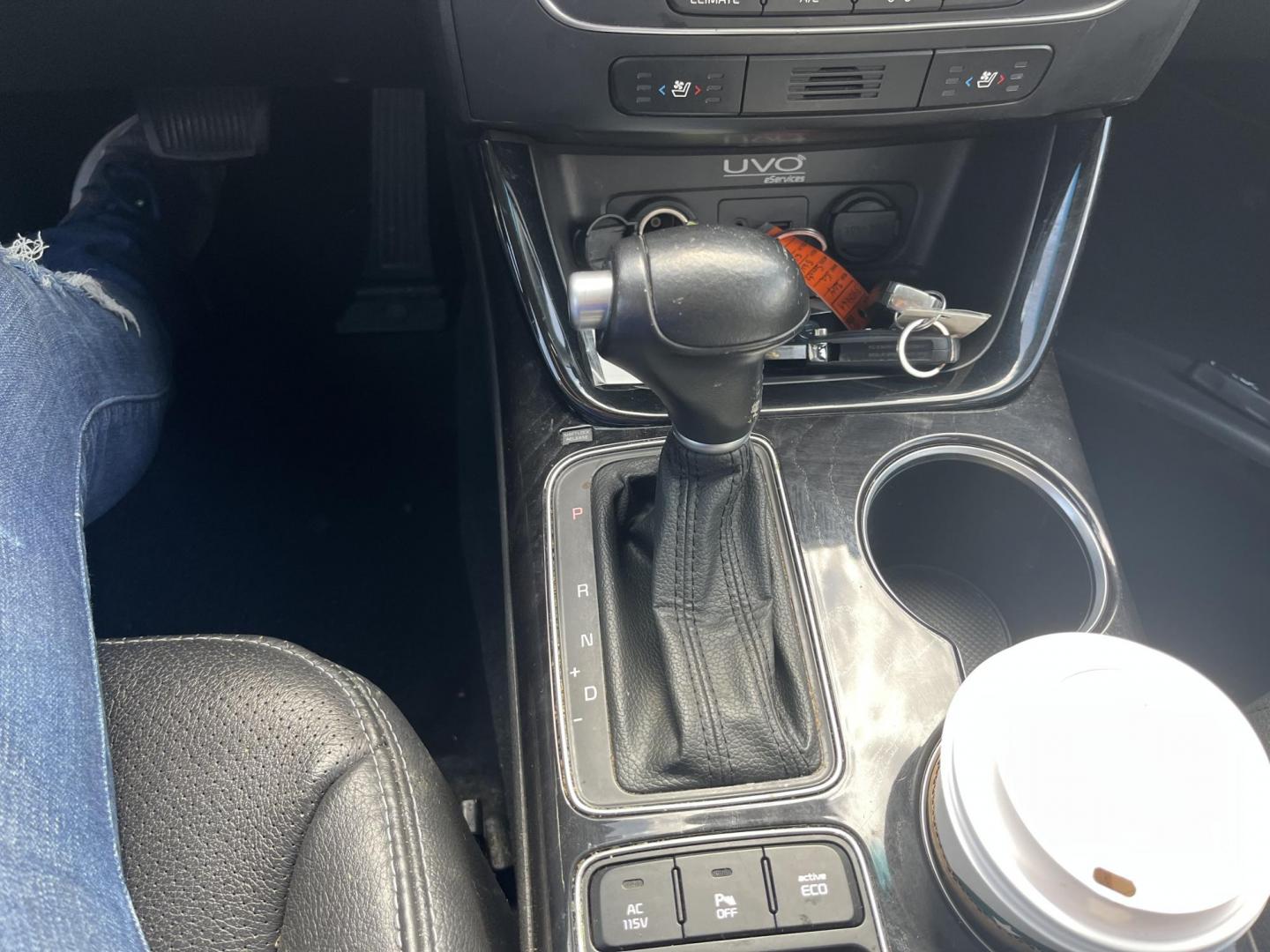 2014 silver /black Kia Sorento EX V6 2WD (5XYKU4A77EG) with an 3.3L V6 DOHC 24V engine, 6-Speed Automatic transmission, located at 14700 Tomball Parkway 249, Houston, TX, 77086, (281) 444-2200, 29.928619, -95.504074 - Photo#13