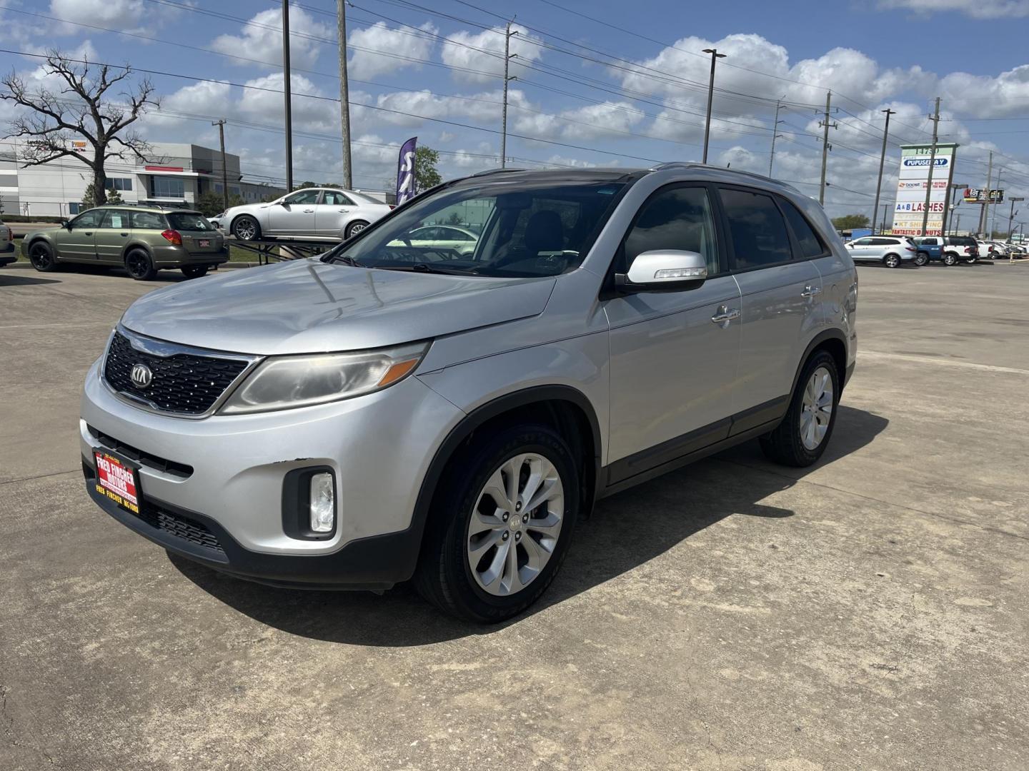 2014 silver /black Kia Sorento EX V6 2WD (5XYKU4A77EG) with an 3.3L V6 DOHC 24V engine, 6-Speed Automatic transmission, located at 14700 Tomball Parkway 249, Houston, TX, 77086, (281) 444-2200, 29.928619, -95.504074 - Photo#2