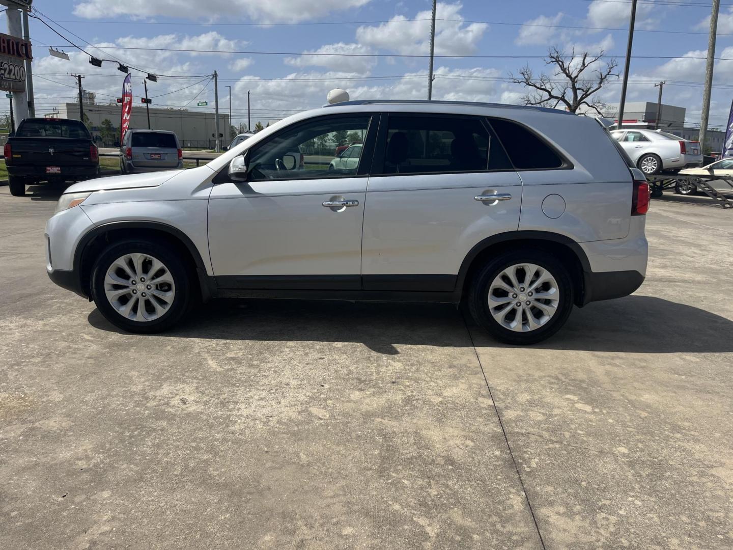 2014 silver /black Kia Sorento EX V6 2WD (5XYKU4A77EG) with an 3.3L V6 DOHC 24V engine, 6-Speed Automatic transmission, located at 14700 Tomball Parkway 249, Houston, TX, 77086, (281) 444-2200, 29.928619, -95.504074 - Photo#3
