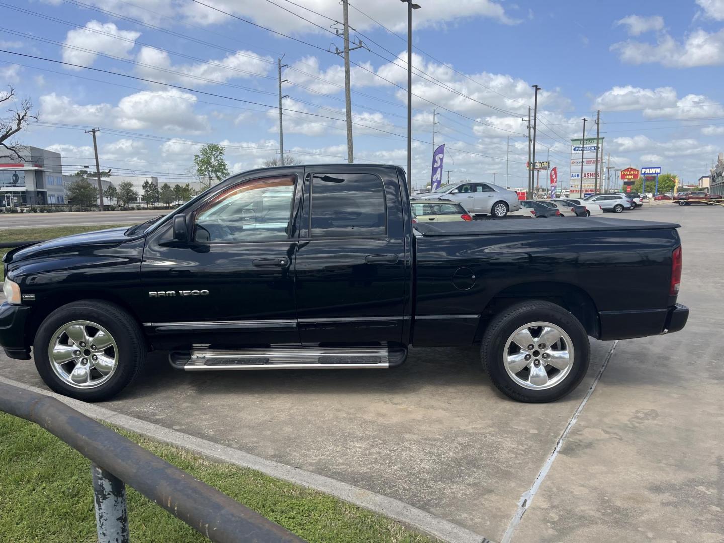 2005 black /black Dodge Ram 1500 Laramie Quad Cab Long Bed 2WD (1D7HA18D55S) with an 5.7L V8 OHV 16V engine, 5-Speed Automatic Overdrive transmission, located at 14700 Tomball Parkway 249, Houston, TX, 77086, (281) 444-2200, 29.928619, -95.504074 - Photo#3