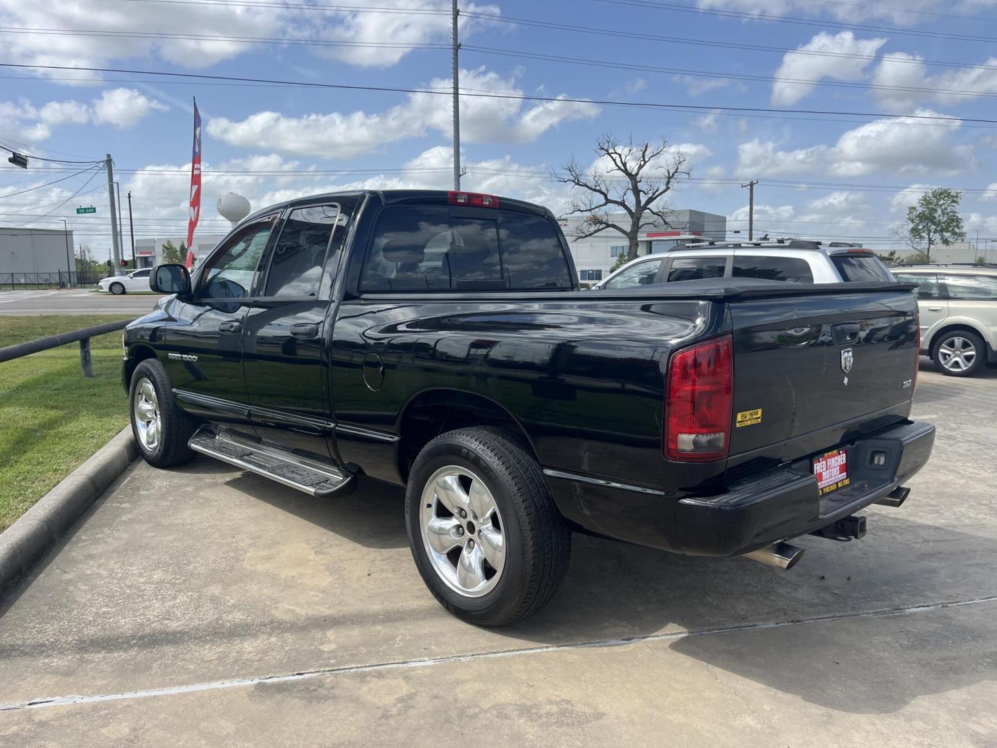 2005 black /black Dodge Ram 1500 Laramie Quad Cab Long Bed 2WD (1D7HA18D55S) with an 5.7L V8 OHV 16V engine, 5-Speed Automatic Overdrive transmission, located at 14700 Tomball Parkway 249, Houston, TX, 77086, (281) 444-2200, 29.928619, -95.504074 - Photo#4