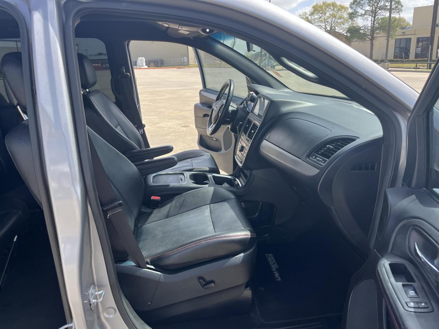 2016 GRAY /black Dodge Grand Caravan R/T (2C4RDGEG0GR) with an 3.6L V6 DOHC 24V engine, 6A transmission, located at 14700 Tomball Parkway 249, Houston, TX, 77086, (281) 444-2200, 29.928619, -95.504074 - Photo#13