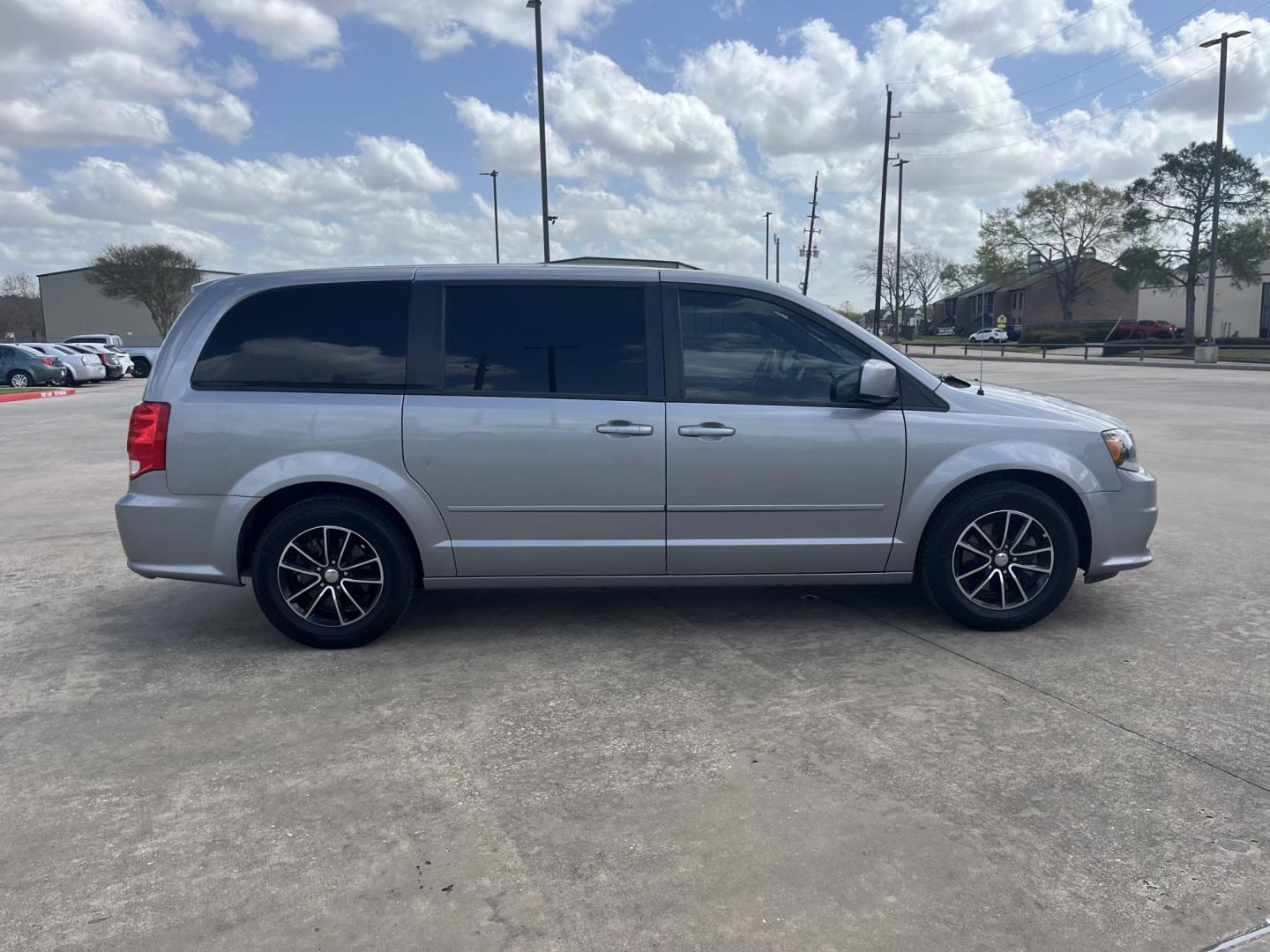 2016 GRAY /black Dodge Grand Caravan R/T (2C4RDGEG0GR) with an 3.6L V6 DOHC 24V engine, 6A transmission, located at 14700 Tomball Parkway 249, Houston, TX, 77086, (281) 444-2200, 29.928619, -95.504074 - Photo#5