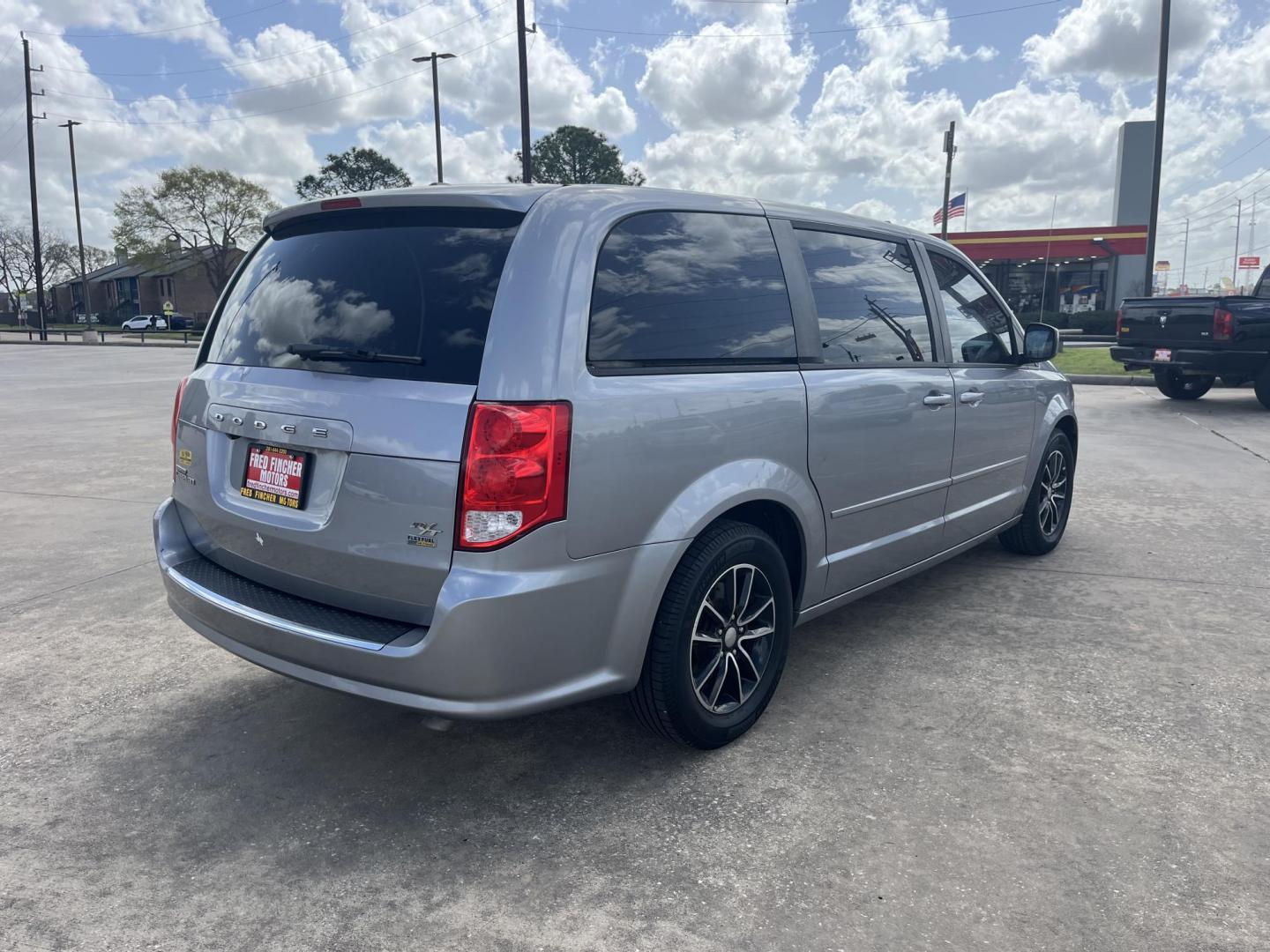 2016 GRAY /black Dodge Grand Caravan R/T (2C4RDGEG0GR) with an 3.6L V6 DOHC 24V engine, 6A transmission, located at 14700 Tomball Parkway 249, Houston, TX, 77086, (281) 444-2200, 29.928619, -95.504074 - Photo#7