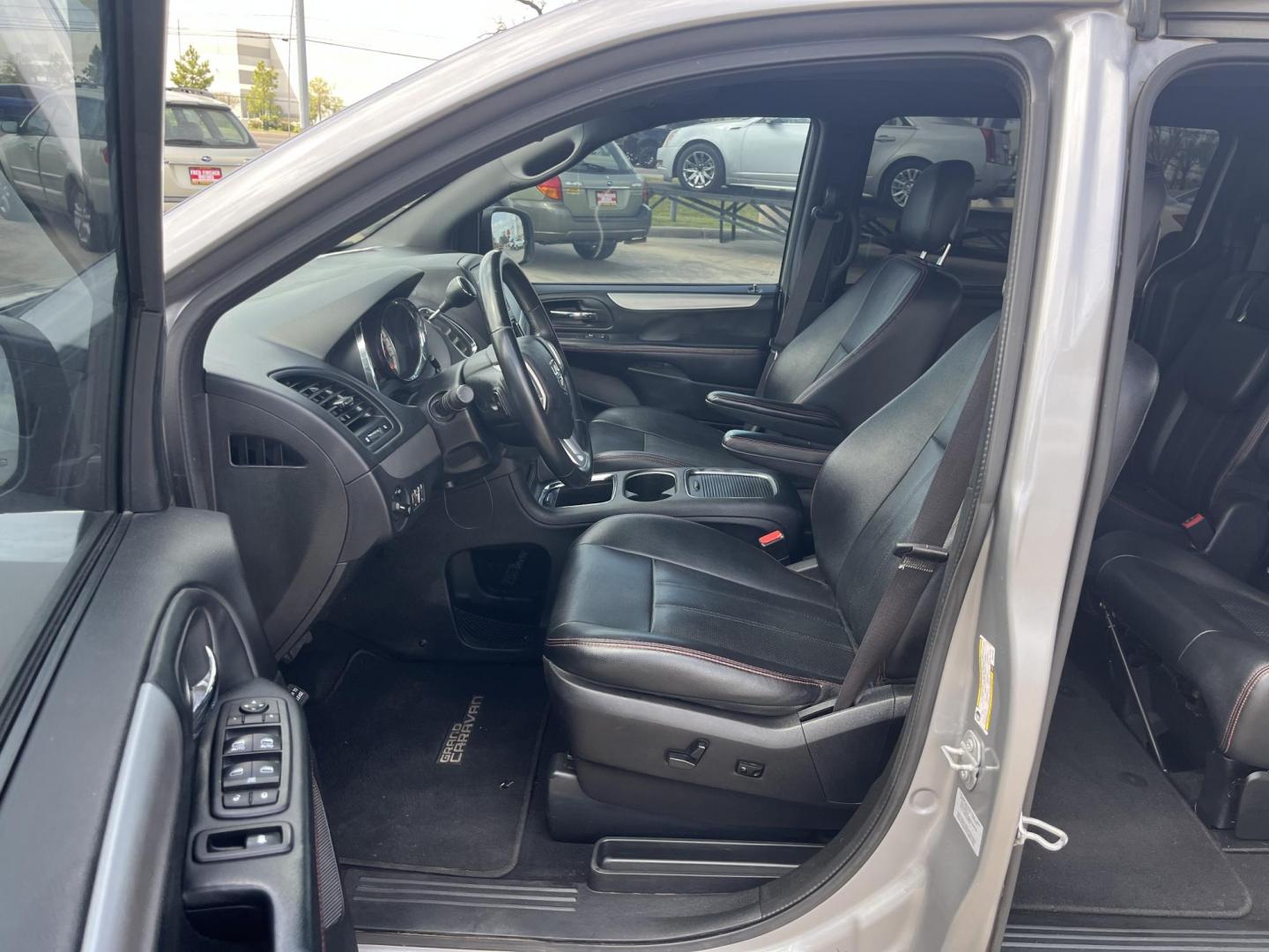 2016 GRAY /black Dodge Grand Caravan R/T (2C4RDGEG0GR) with an 3.6L V6 DOHC 24V engine, 6A transmission, located at 14700 Tomball Parkway 249, Houston, TX, 77086, (281) 444-2200, 29.928619, -95.504074 - Photo#8