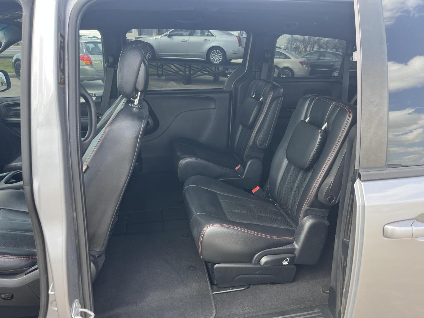 2016 GRAY /black Dodge Grand Caravan R/T (2C4RDGEG0GR) with an 3.6L V6 DOHC 24V engine, 6A transmission, located at 14700 Tomball Parkway 249, Houston, TX, 77086, (281) 444-2200, 29.928619, -95.504074 - Photo#9