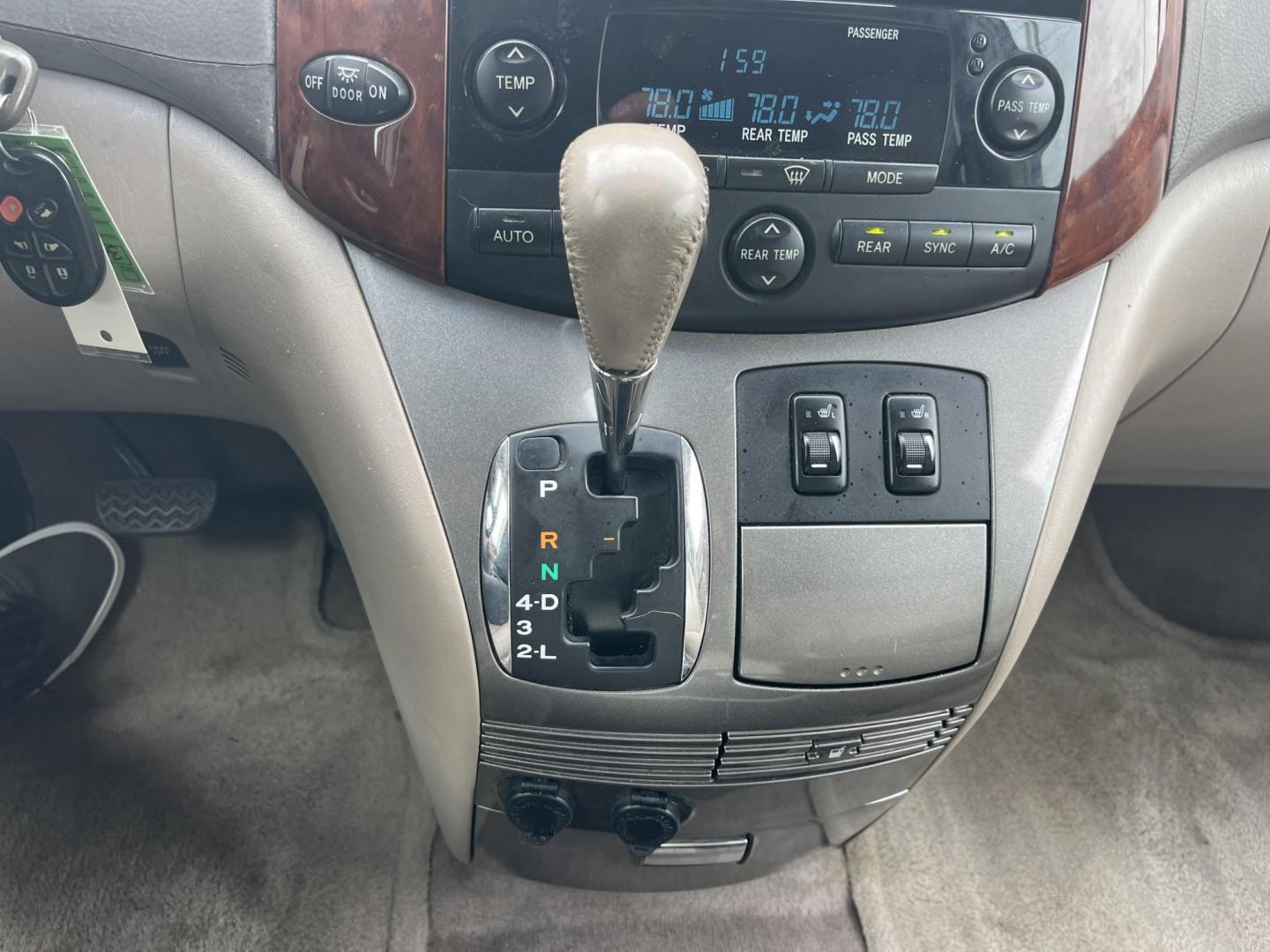 2005 GOLD /TAN Toyota Sienna XLE (5TDZA22C35S) with an 3.3L V6 DOHC 24V engine, 5-Speed Automatic Overdrive transmission, located at 14700 Tomball Parkway 249, Houston, TX, 77086, (281) 444-2200, 29.928619, -95.504074 - Photo#14