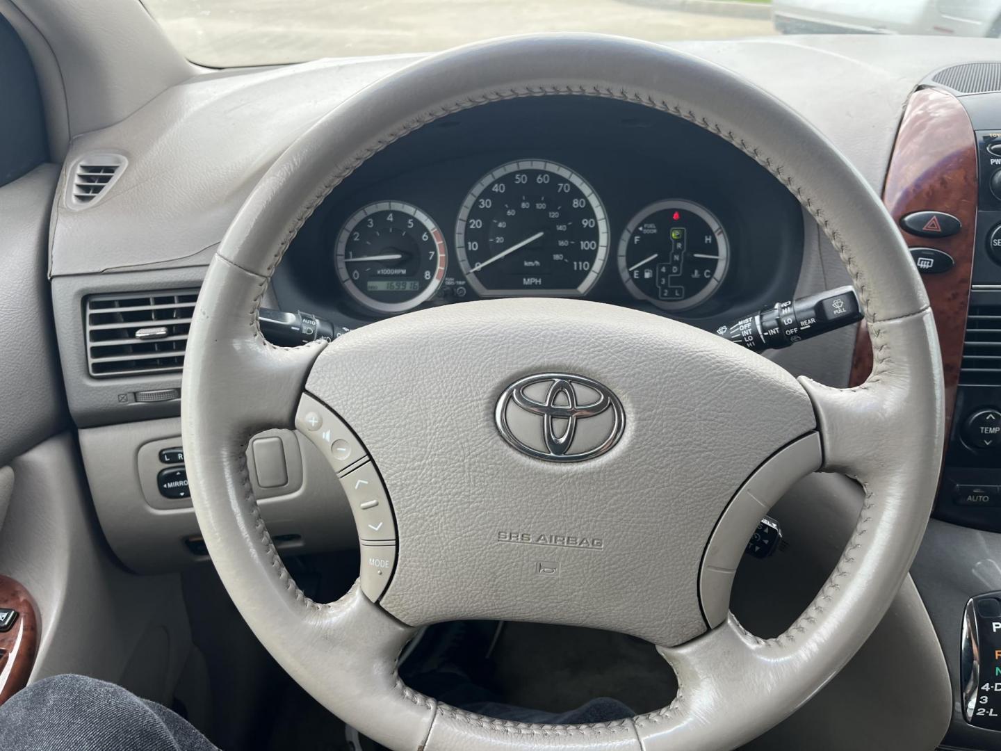 2005 GOLD /TAN Toyota Sienna XLE (5TDZA22C35S) with an 3.3L V6 DOHC 24V engine, 5-Speed Automatic Overdrive transmission, located at 14700 Tomball Parkway 249, Houston, TX, 77086, (281) 444-2200, 29.928619, -95.504074 - Photo#17