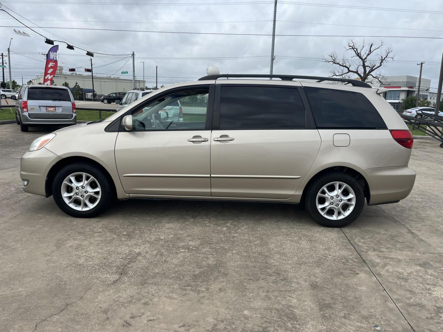 2005 GOLD /TAN Toyota Sienna XLE (5TDZA22C35S) with an 3.3L V6 DOHC 24V engine, 5-Speed Automatic Overdrive transmission, located at 14700 Tomball Parkway 249, Houston, TX, 77086, (281) 444-2200, 29.928619, -95.504074 - Photo#3