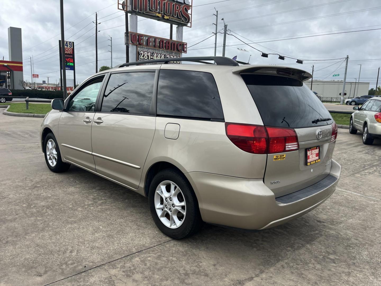 2005 GOLD /TAN Toyota Sienna XLE (5TDZA22C35S) with an 3.3L V6 DOHC 24V engine, 5-Speed Automatic Overdrive transmission, located at 14700 Tomball Parkway 249, Houston, TX, 77086, (281) 444-2200, 29.928619, -95.504074 - Photo#4