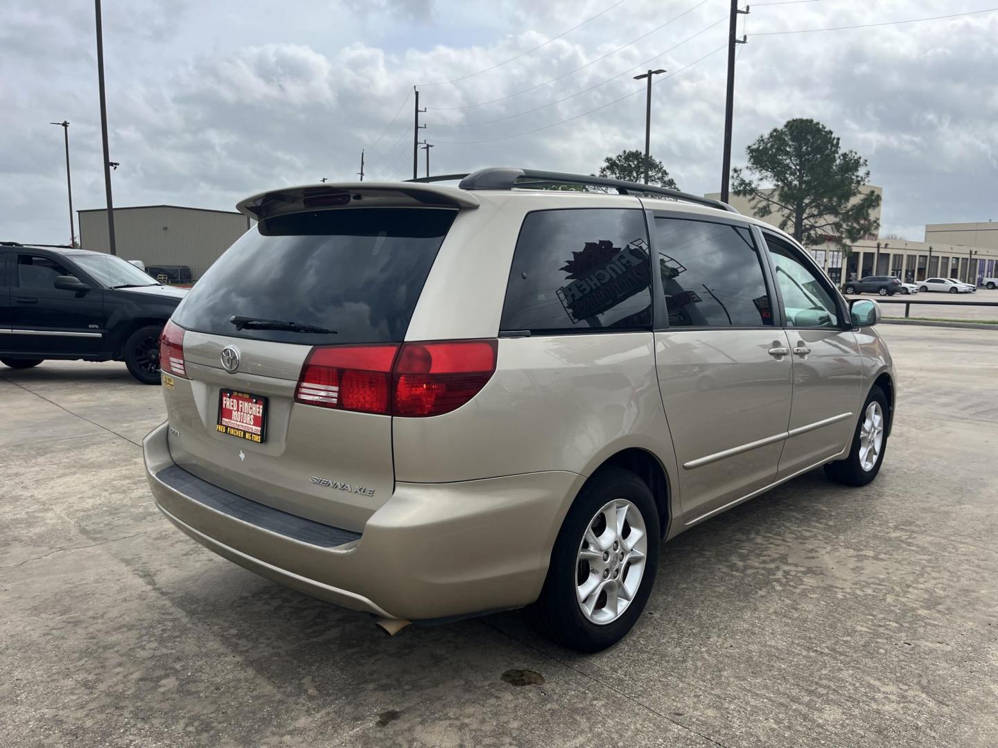 2005 GOLD /TAN Toyota Sienna XLE (5TDZA22C35S) with an 3.3L V6 DOHC 24V engine, 5-Speed Automatic Overdrive transmission, located at 14700 Tomball Parkway 249, Houston, TX, 77086, (281) 444-2200, 29.928619, -95.504074 - Photo#7