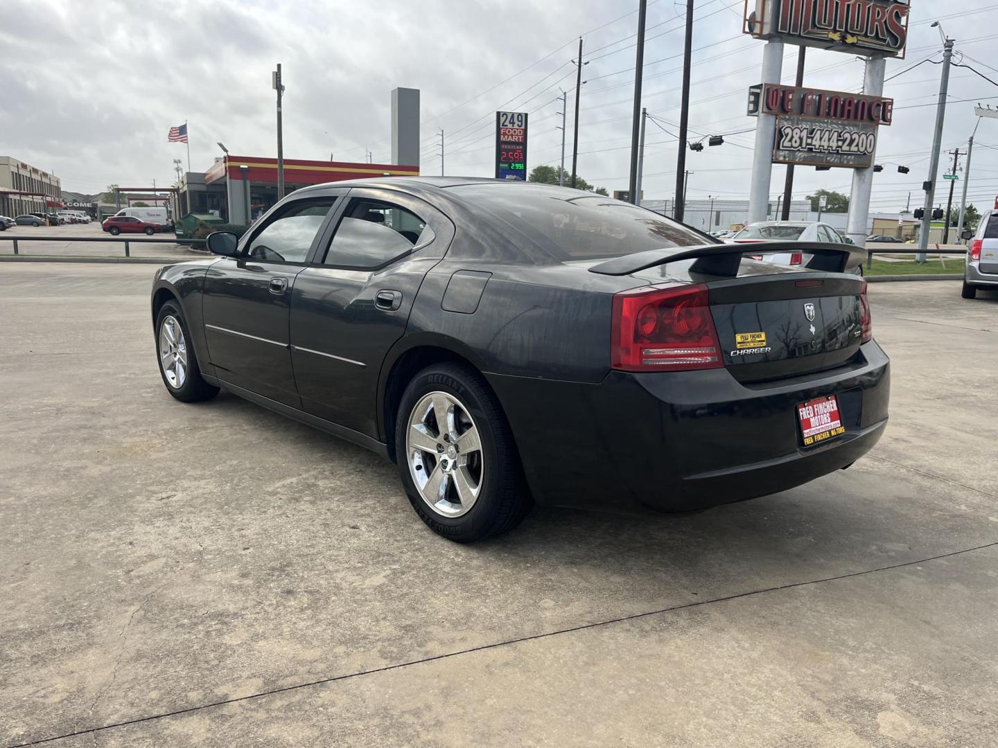 2007 black /black Dodge Charger SE (2B3KA43GX7H) with an 3.5L V6 SOHC 24V engine, 5-Speed Automatic Overdrive transmission, located at 14700 Tomball Parkway 249, Houston, TX, 77086, (281) 444-2200, 29.928619, -95.504074 - Photo#4